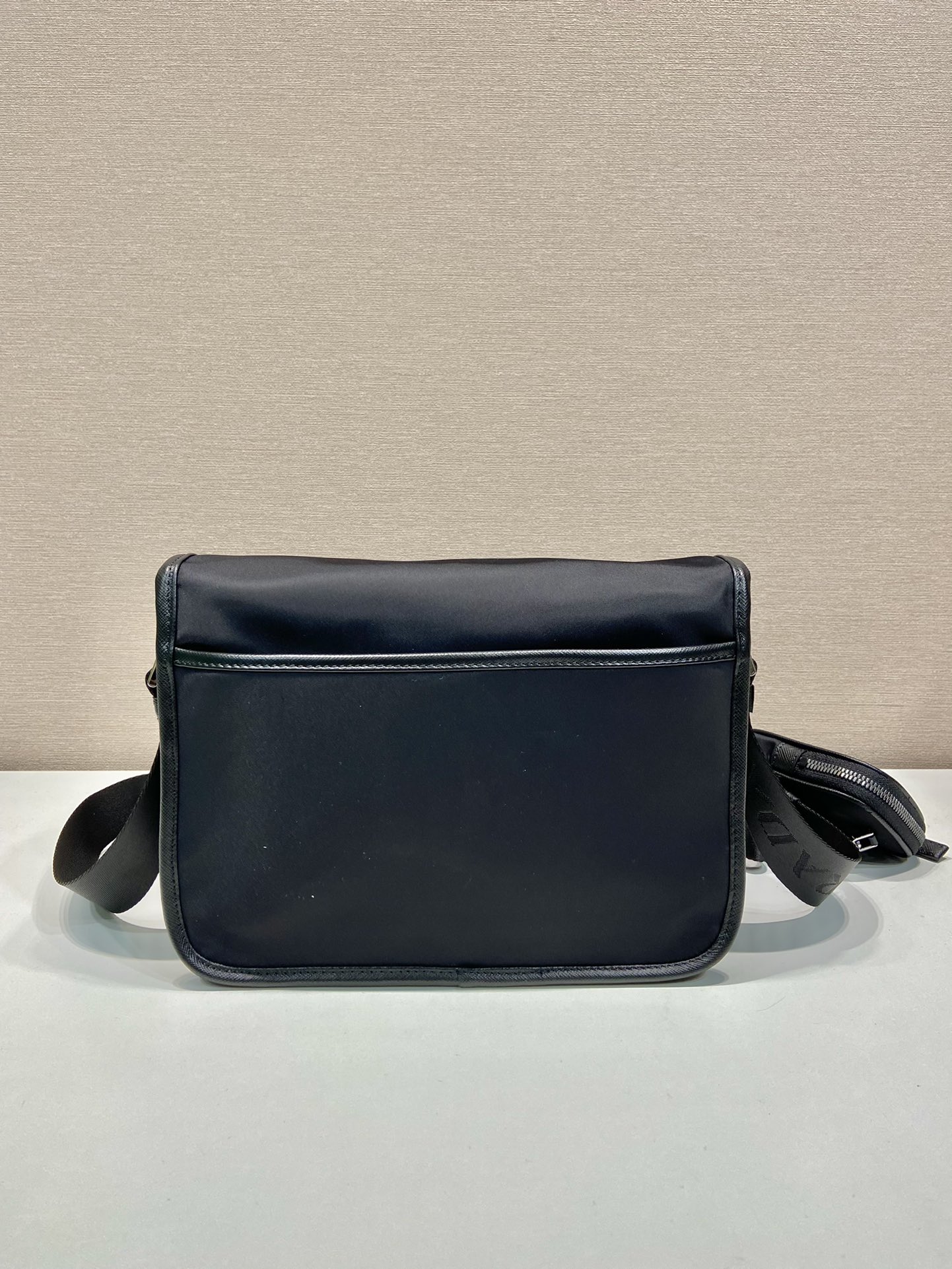 🎉邮差包🎉2VD769中号🎉原单货👍👍这款尼龙翻盖手袋饰有经典的Saffiano皮革饰边，配有两枚旁开扣