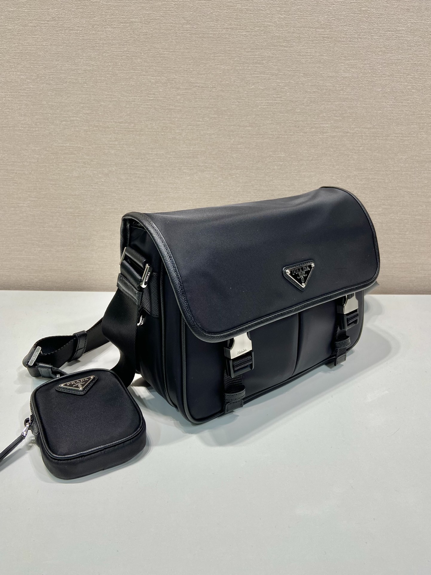 🎉邮差包🎉2VD769中号🎉原单货👍👍这款尼龙翻盖手袋饰有经典的Saffiano皮革饰边，配有两枚旁开扣