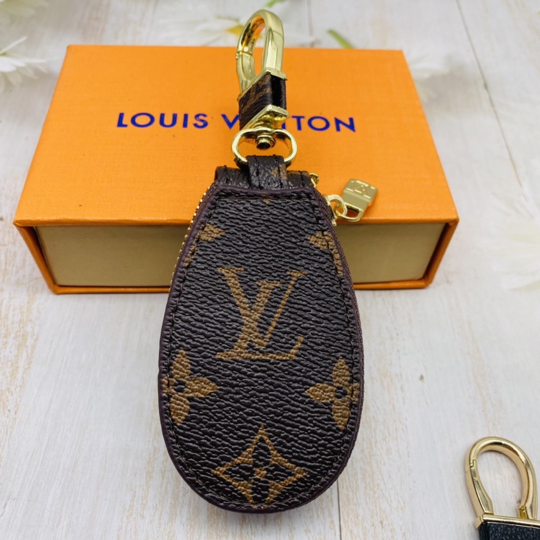 The packaging view of the car keychain.