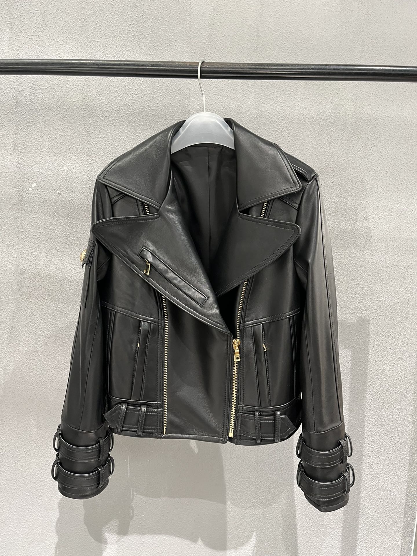 NO:721736,,Balmain sheepskin motorcycle jacket, super cool big collar, slim fit,Balmain-clothing,balmain,jackets & coats,sheepskin,19860909,巴尔曼羊皮机车夹克,超酷大领子,修身版型,巴尔曼-服装,balmain,jackets & coats,sheepskin,,Women's clothing