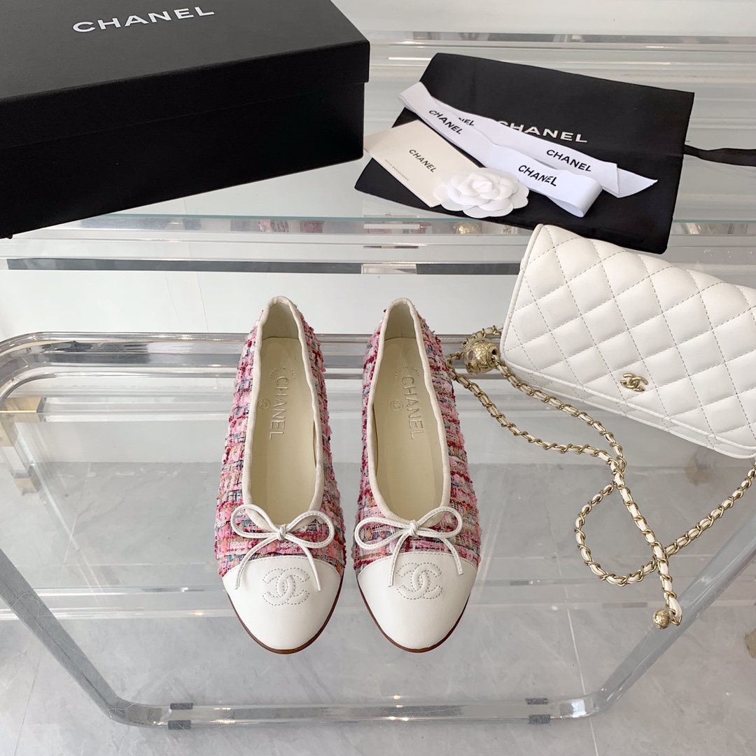 NO:222727,Chanel classic ballet shoes needless to say more. The timeless ten thousand-year-old model. Cloth upper, sheepskin footbed, Italian leather outsole. Size: 35-40, ballet shoes, chanel, sheepskin, Leather soles19860909Chanel经典芭蕾舞鞋 这款就不用多说了 永不过时的万年款 布面鞋面 羊皮垫脚 意大利真皮大底 Size:35-40,芭蕾舞鞋,chanel,sheepskin,Leather soles,Women's Shoes