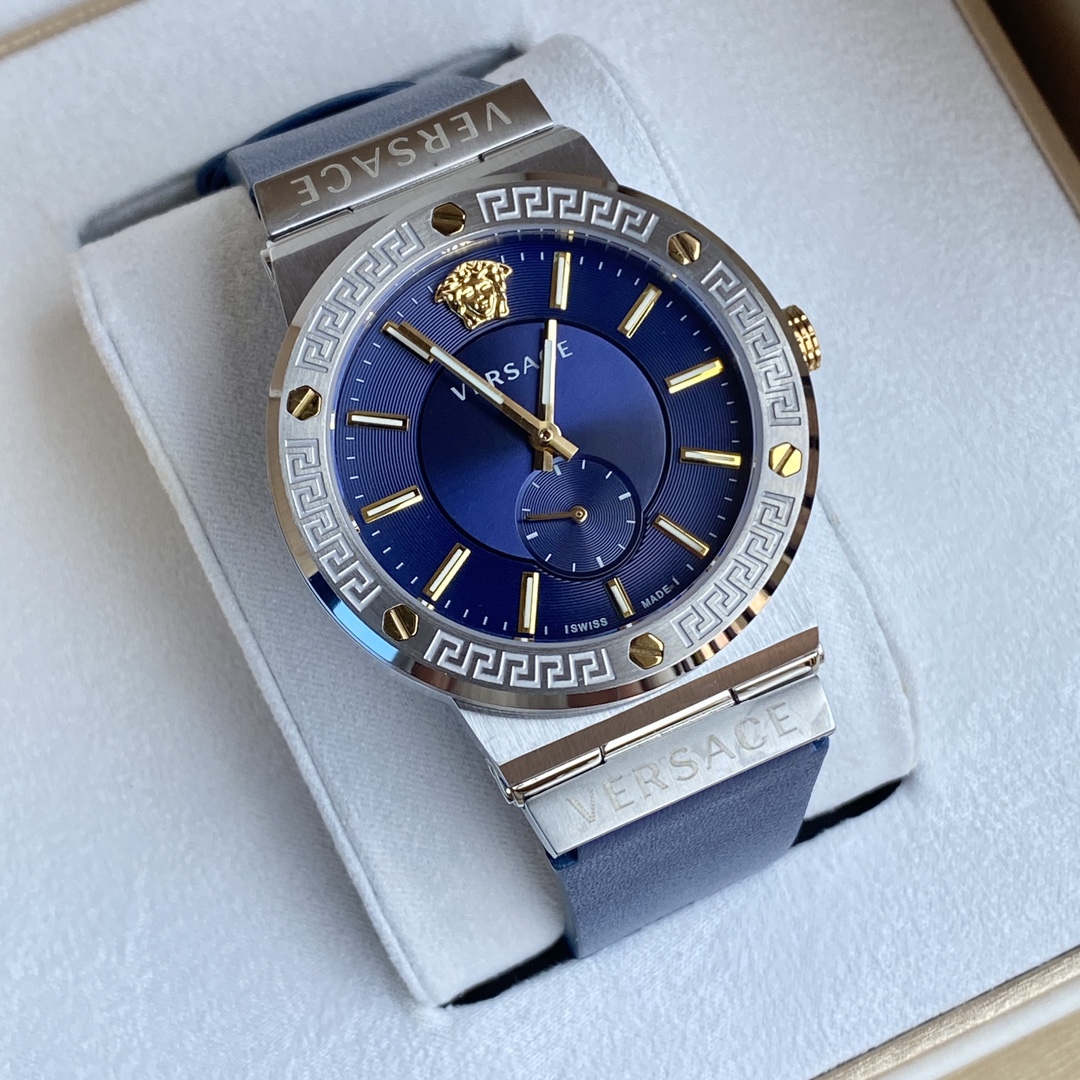 NO:157902,VERSACE VEVI series men's watch, adopts a unique Sunshine pattern dial and screw design, the 12-hour Medusa avatar is eye-catching and vocal, bringing out a modern style, imported sapphire glass, outer diameter 41MM, 50 meters of waterproof life, stainless steel bracelet polished and brushed texture, the bracelet engraved VERSACE shows the gorgeousness of the brand, matched with Hudie Butterfly button., versace, versace19860909批 VERSACE 范思哲VEVI系列男表,采用独特的日晖纹表盘面和螺丝钉设计,12时位美杜莎头像醒目张扬掀起现代风范,进口蓝宝石玻璃,外径41MM,50米生活防水,精钢表链抛光与拉丝质感结合,表链刻VERSACE字样展现品牌的华丽,搭配胡蝶扣制.,,versace,versace,Watch