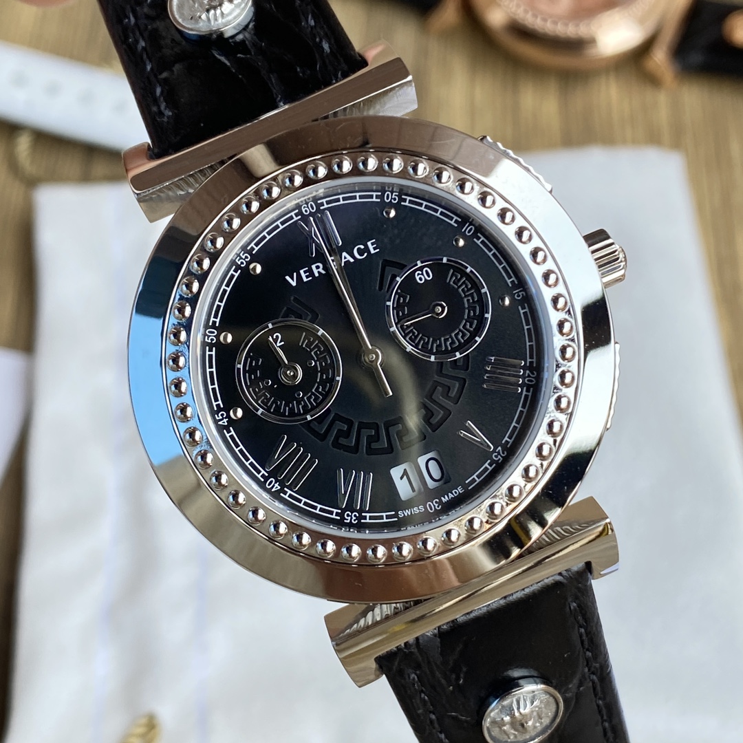 NO:157899,VERSACE VA90 series, multi-function casual watch, original Swiss movement, beaded convex outer ring, exquisite design and luxurious. The strap is inlaid with Medusa pattern card, outer diameter 40MM, sapphire crystal glass, and crocodile pattern strap show high-end fashion. It is now available for a first-hand price, and the full set is complete., versace, versace19860909VERSACE 范思哲VA90系列,多功能休闲表,原装瑞士机芯,波珠凸晶外圈,精美设计奢华.表带镶嵌美杜莎图案牌仔,外径40MM,蓝宝石水晶玻璃,配鳄鱼纹表带尽显高档时尚,现一手价出,全套包装齐.,,versace,versace,Watch