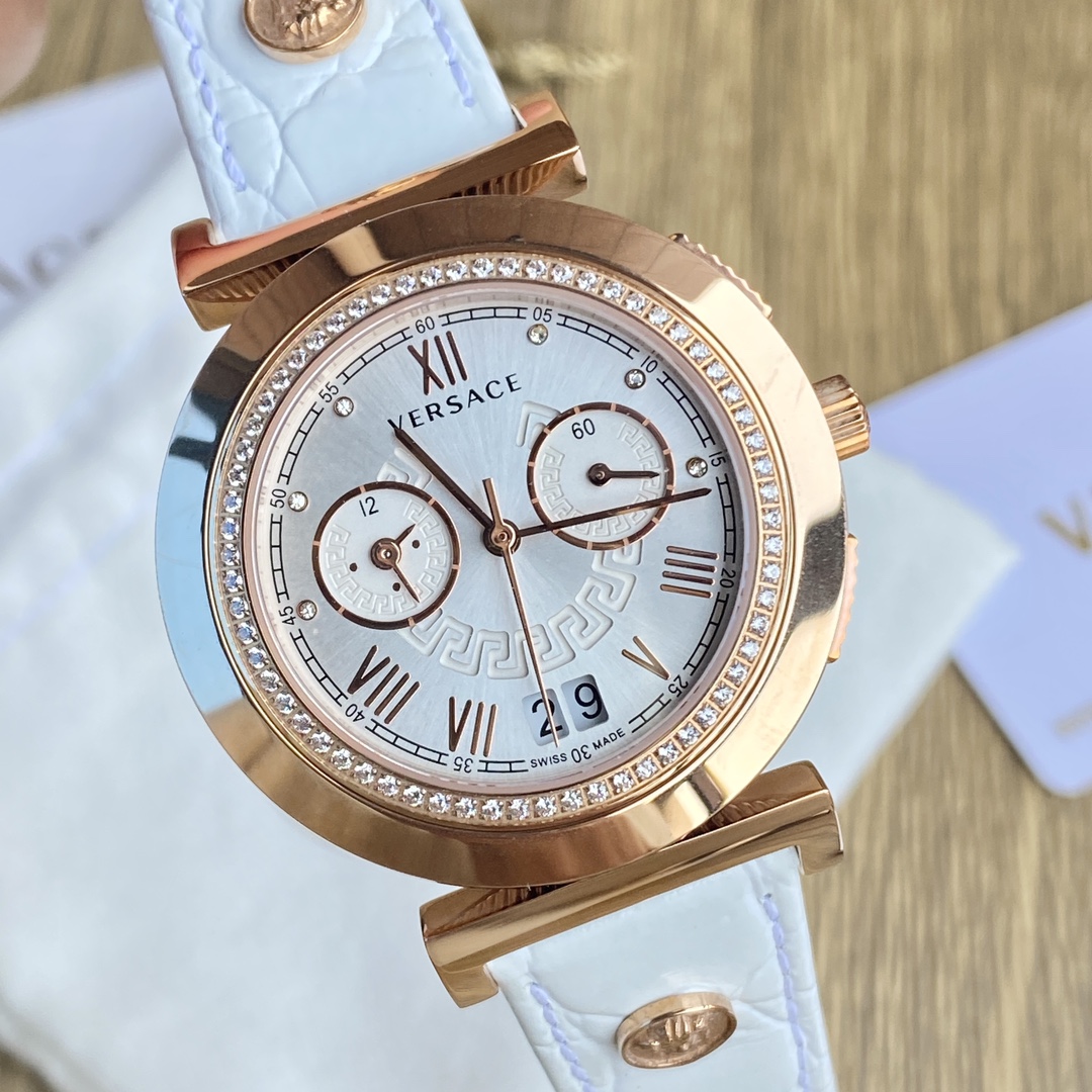 NO:157901,VERSACE VA90 series, multi-function casual watch, original Swiss movement, case set with Swarovski real diamond outer ring, exquisite design and luxurious. The strap is set with Medusa pattern card, outer diameter 40MM, imported sapphire crystal glass, and crocodile pattern strap show high-end fashion. It is now available for a first-hand price, and the full set is complete., versace, versace, swarovski19860909VERSACE 范思哲VA90系列,多功能休闲表,原装瑞士机芯,表壳镶嵌施华洛世奇真钻外圈,精美设计奢华.表带镶嵌美杜莎图案牌仔,外径40MM,进口蓝宝石水晶玻璃,配鳄鱼纹表带尽显高档时尚,现一手价出,全套包装齐.,,versace,versace,swarovski,Watch