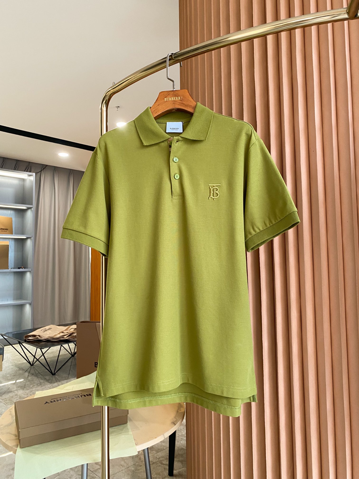 NO:891850,Product code 001063810 Tb plaid decorated business casual polo shirt [with full set of packaging] BUR's trump channel, the fabric is original fabric, there is a channel to find fabric supplier B, and order the fabric directly, but this fabric supplier is very good, hundreds of pieces of fabrics will not be sold at all, so we ordered large-scale fabrics, so that we can enjoy the quality of big brands at such a cheap price, the last batch. Why do counters sell thousands of pieces? Fabrics, fabrics are very rare, and they are sold outside.  Fabric color fastness, deformation, purity, and various data are not at the same level as ours. Good fabrics give us the intuitive feeling that they are high-end, comfortable, soft, delicate and sinewy. Even if you don't understand fabrics, the touch can give you a new feeling. Our model is based on the color of the fabric with different colors of shell buttons, and the details reflect the quality. The fullness and color fastness of the war horse embroidery are also benchmarks for Xingye, and the war horse logo is also the iconic laogo that has been popular for many years!  If you need to give it as a gift, 10 or 20 pieces are not too much to buy back!  !  It's not picky at all. This style is suitable for the old, middle and young generations. It's very classic, otherwise the official website wouldn't publish it every year!  !  White is a very high-end and temperamental color. It stands out from black and navy blue and is very versatile. Navy blue is also a very temperamental color. Olive green is rich but still vibrant, and dark green is a unique and retro tone. Versatile black is not picky at all. This style is suitable for the three generations of old, middle and young people. It is very classic, otherwise the official website would not release it every year!  No one can go wrong with the navy blue color, which is suitable for everyone. You can try it enthusiastically. There are 5 different sizes. Please go to the size chart to view the size data!  ,Burberry-clothing,burberry,19860909商品编码001063810 Tb格纹装饰商务休闲polo衫【配全套包装】BUR王牌渠道,面料是原面料,有渠道找到了B家面料供货商,直接订的面料,但是这个面料商非常牛,几百件的面料人家根本不会卖,所以订的是大货面料,我们才能用这么便宜的价格享受到大牌的品质,最后一批.专柜为啥卖几千一件,面料啊,面料非常稀罕,外面的货, 面料色牢度,变型度,纯正度,各种数据和我们完全不在一个层次上,好面料带给我们直观感受就是高级,舒适,柔软细腻有筋骨,即使你不懂面料,触感也能给与你全新的感受. 我们这款是根据面料的色系搭配不同颜色的贝壳纽,细节体现品质.战马刺绣饱满度以及色牢度也是兴业标杆稿,战马标志也是之前一直是流行了好多年的标志性laogo！ 如果有送人需求,10件,20件的买回去都不嫌多 ！！完全不挑人,这个款式,适合老中青三代,非常经典,要不然官网也不会每年都出！！ 白色,是一个非常高级兼气质的颜色,比黑色、藏青出挑,又很百搭.海军蓝色,也是一个很气质的颜色.橄榄绿浓郁但又不失生机的墨绿色,是一种独特而又复古的色调.百搭的黑色,完全不挑人,这个款式,适合老中青三代,非常经典,要不然官网也不会每年都出！谁穿都不会错的海军蓝色,适合所有人.大家可以踊跃尝试. 码数有5个分别是尺码数据请移步尺码表查看！,博柏利-服装,burberry,,Women's clothing
