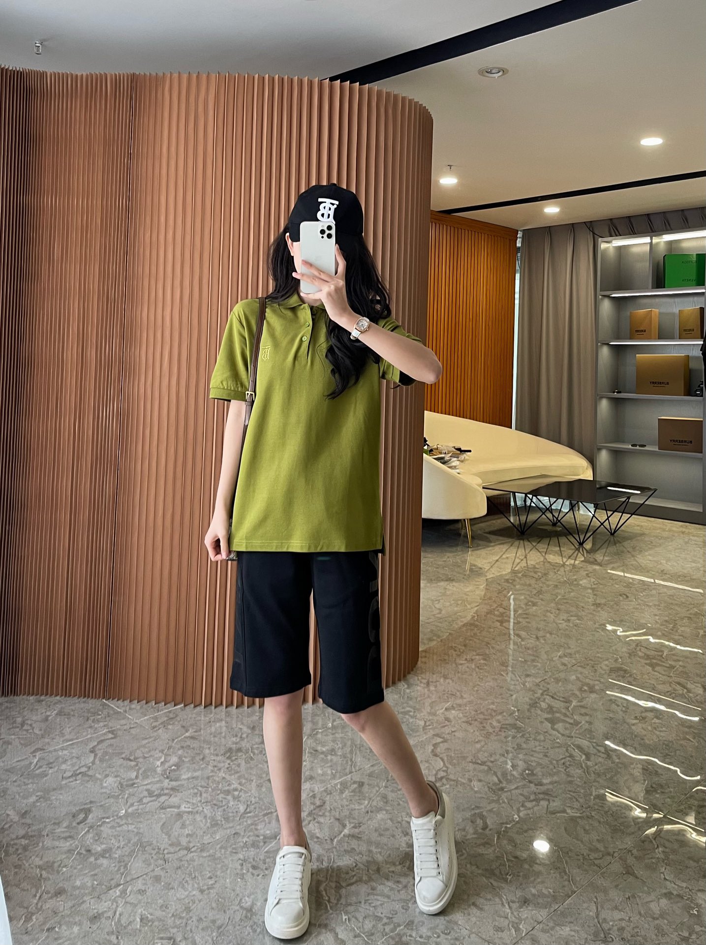NO:891874,Model's spruce green upper body real shot, Burberry-clothing,19860909模特云杉绿上身实拍演绎,博柏利-服装,,Women's clothing
