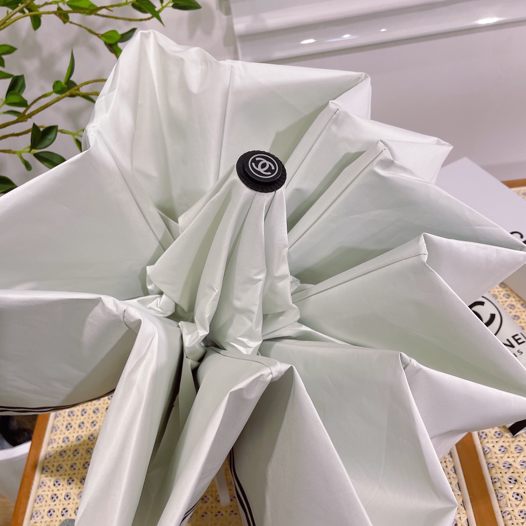 CHANL香奈儿拼色专柜夏季新款全自动折叠晴雨伞新涂层技术深色伞布带来令人惊喜的遮光效果美丽的花卉图案繁