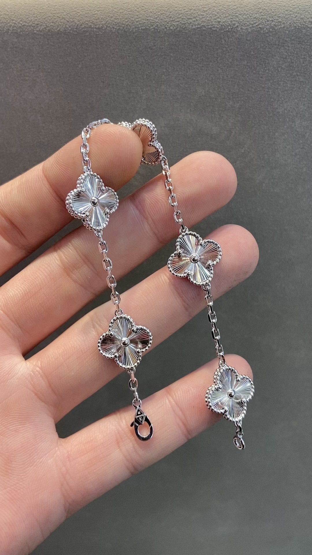 Van Cleef & Arpels 新品 vca镭射五花手链 白金色