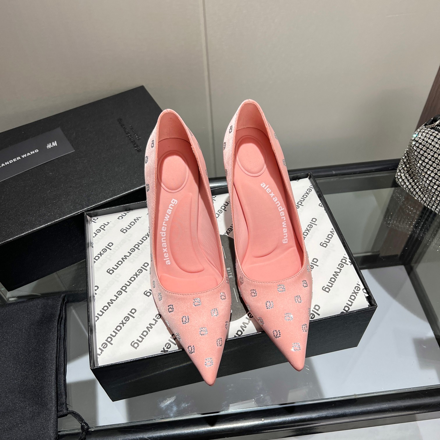 NO:229453,King New style!  Alexander Wang high heels for women, luxury products for women, Alexande* Wang original 1:1 material, concave and convex and massage insoles with glue, logo, excellent match with the most trendy pointed toe   high elastic injection molding material queen!  The rhinestone a-letter single shoes continue the family's design beauty. It is really beautiful, surpassing several kitten heels in my heart. The shallow mouth can just reveal the toes. It's really sexy~ The letter logo design is very special!  Original imported rhinestones, original soft fabric fabric (soft and delicate) is super stable and easy to control!  Upper Black silk, white silk, pink silk, three colors imported sheepskin footbed imported satin heel height 10cm. Sole original Italian imported permur leather outsole size 35-39 (34.40, 41, 42. Custom made), high heels, alexander wang, high heels, sheepskin, real silk, silk fabric, Leather soles19860909大王 新款！Alexander Wang亚历山大王高跟鞋女士奢侈品Alexande* Wang原版1:1的材料 凹凸感带按摩的鞋垫配上注胶 Logo 搭配最潮尖头 高弹注塑材质女王的绝佳搭配！水钻a字母单鞋,延续了家族的设计美是真的美,超越了心里好几款小猫跟,浅口位置刚好可以露脚趾缝 真的很sexy～字母logo设计很特别！原厂进口水钻,原厂柔软织物面料（柔软细腻）超级稳很好驾驭！ 鞋面 黑真丝,白真丝,粉真丝,三色 内里进口羊皮 垫脚进口绸缎 跟高10cm. 鞋底原版意大利进口透染真皮大底 码数35-39（34.40,41,42.可定做）,高跟鞋,alexander wang,high heels,sheepskin,real silk,silk fabric,Leather soles,Women's Shoes