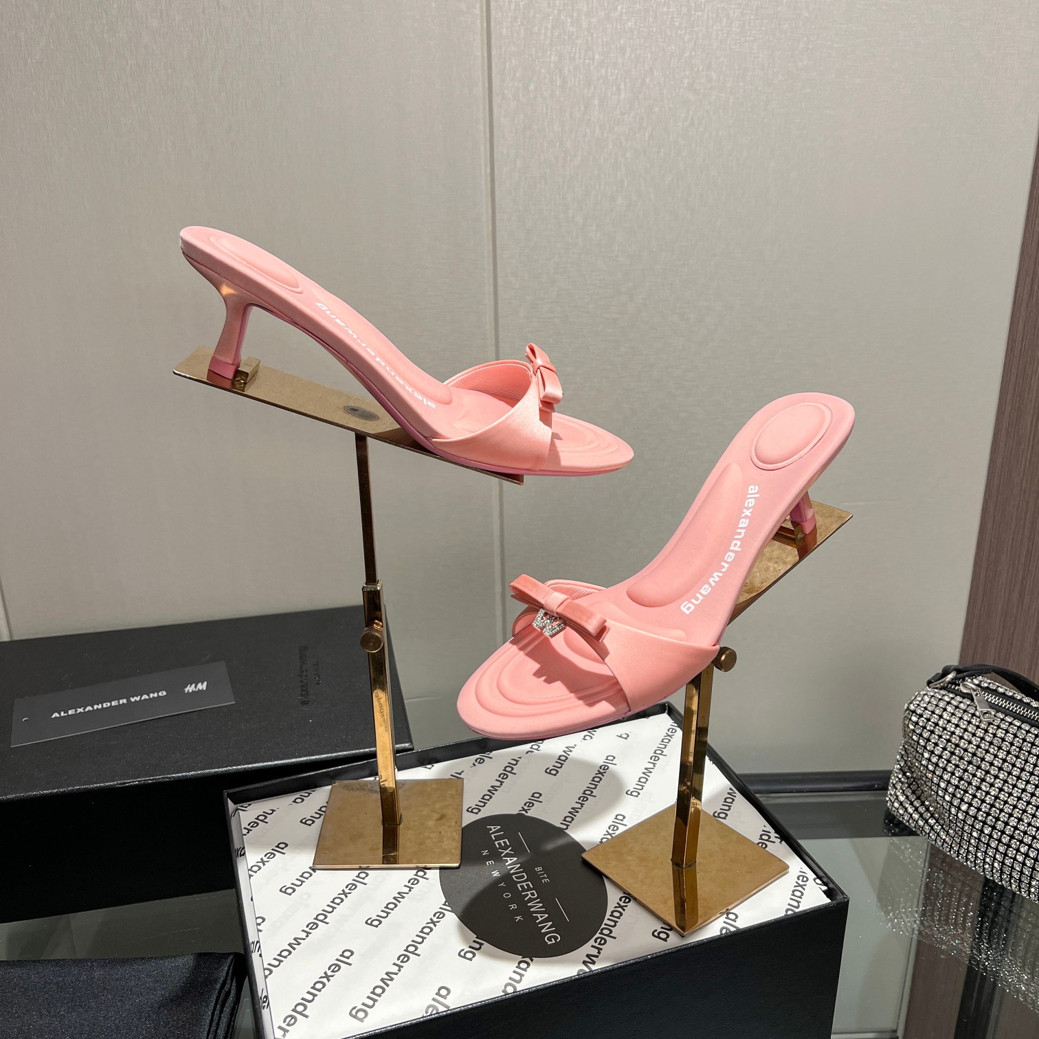 NO:229480,King New style!  Alexander Wang low heel shoes for women, luxury products, Alexande* Wang original 1:1 material, concave and convex and massage insoles with glue, logo, excellent match with the most trendy round head   high elastic injection molding material queen!  Metal rhinestone buckle slippers are really beautiful, surpassing several kitten heels in my heart, and the position is just right to expose my toes. It's really sexy~ The letter logo design is very special!  Original imported rhinestones, original soft fabric fabric (soft and delicate) is super stable and easy to control!  The upper is white cowhide, black silk, pink silk, three colors. The inner inner imported sheepskin. The footbed is imported sheepskin, imported satin. Heel height 5cm. The original Italian imported dyed leather outsole. The size is 35-39 (34.40, 41, 42.43 can be customized), high heels, alexander wang, high heels, slippers, cowhide, sheepskin, real silk, silk fabric, Leather soles19860909大王 新款！Alexander Wang亚历山大王矮跟鞋女士奢侈品Alexande* Wang原版1:1的材料 凹凸感带按摩的鞋垫配上注胶 Logo 搭配最潮圆头 高弹注塑材质女王的绝佳搭配！金属水钻饰扣拖鞋,美是真的美,超越了心里好几款小猫跟,位置刚好可以露脚趾 真的很sexy～字母logo设计很特别！原厂进口水钻,原厂柔软织物面料（柔软细腻）超级稳很好驾驭！ 鞋面白牛皮,黑真丝,粉真丝,三个色 内里进口羊皮 垫脚进口羊皮,进口绸缎 跟高5cm 鞋底原版意大利进口透染真皮大底 码数35-39（34.40,41,42.43可定做）,高跟鞋,alexander wang,high heels,slippers,cowhide,sheepskin,real silk,silk fabric,Leather soles,Women's Shoes