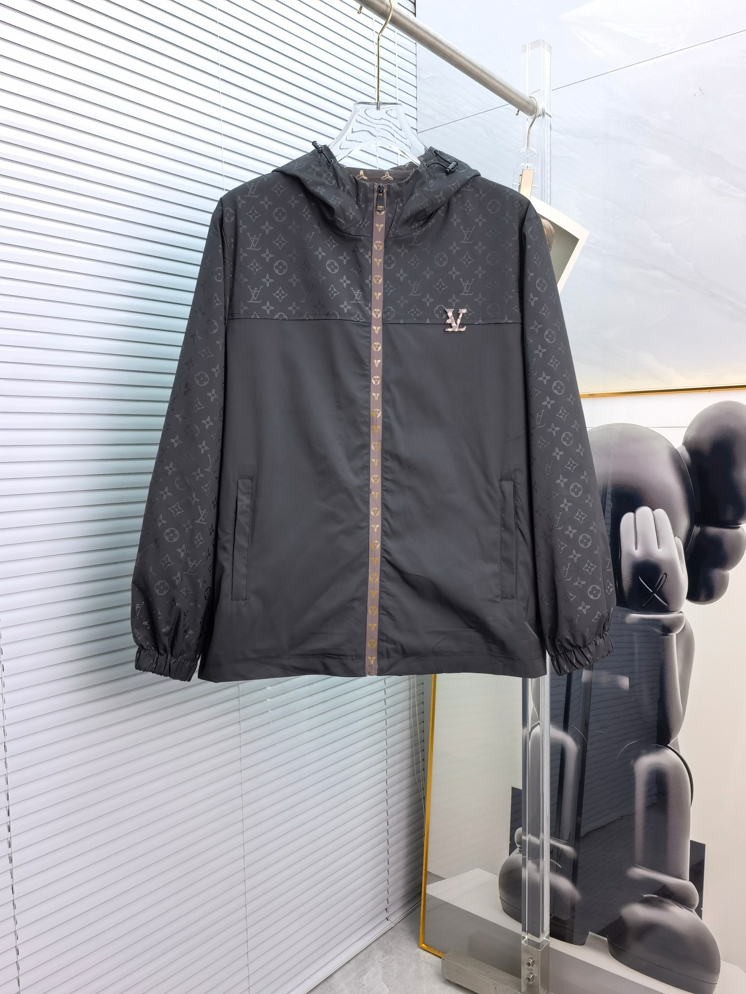NO:734094,Hot spring style, LV (high-end quality) 2026 early spring new fashion casual hooded jacket, imported original technical fabrics, comfortable and breathable upper body, exquisite hand-embroidered letter logo on the chest, unique design reversible style, digital positioning printing technology on the reverse, highlighting the personality of young people, original hardware accessories, extremely high grade, handsome upper body!  M-3XL, can be worn up to 195 pounds.,,louis vuitton,jackets & coats,jackets & coats,hats,19860909开春爆款, LV（高端品质）2026早春新品时尚休闲连帽夹克外套,进口原版科技面料,上身舒适透气,胸前精致手工刺绣工艺字母logo,独特设计两面穿风格,反面数码定位印花工艺,彰显了年轻人的个性,原版五金辅料,档次极高,上身帅气十足！M-3XL,最大穿到195斤.,,louis vuitton,jackets & coats,jackets & coats,hats,,Men's clothing