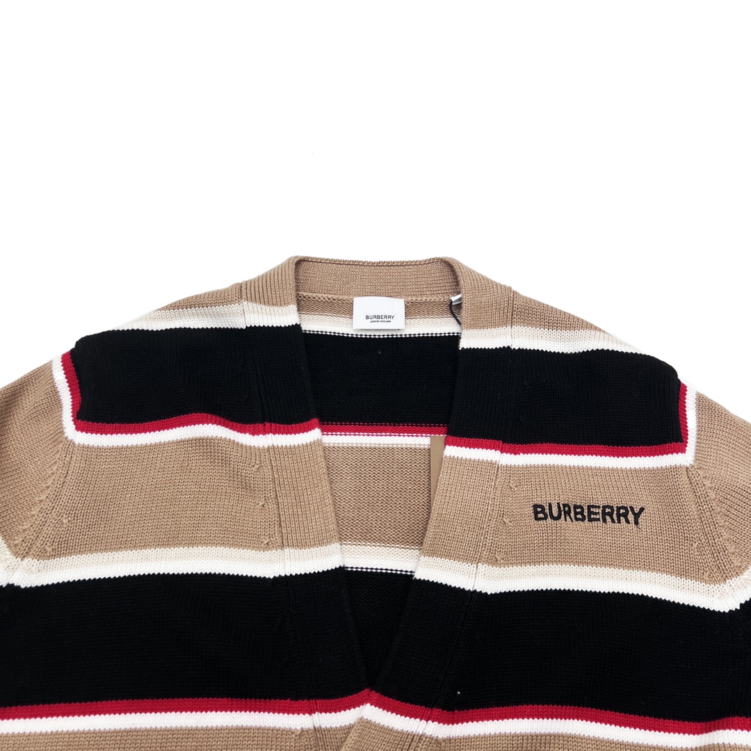 300 Burberry巴宝莉BBR 22FW 胸前小LOGO刺绣卡其色条纹开衫