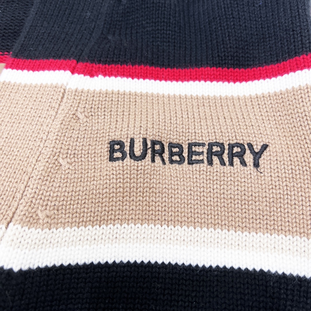 300 Burberry巴宝莉BBR 22FW 胸前小LOGO刺绣卡其色条纹开衫