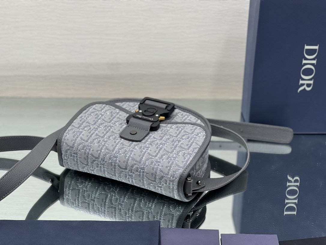 迪奥Dior顶级进口原厂刺绣男士斜挎单肩包这款Gallop手袋是本季新品时尚而简约采用Oblique印花