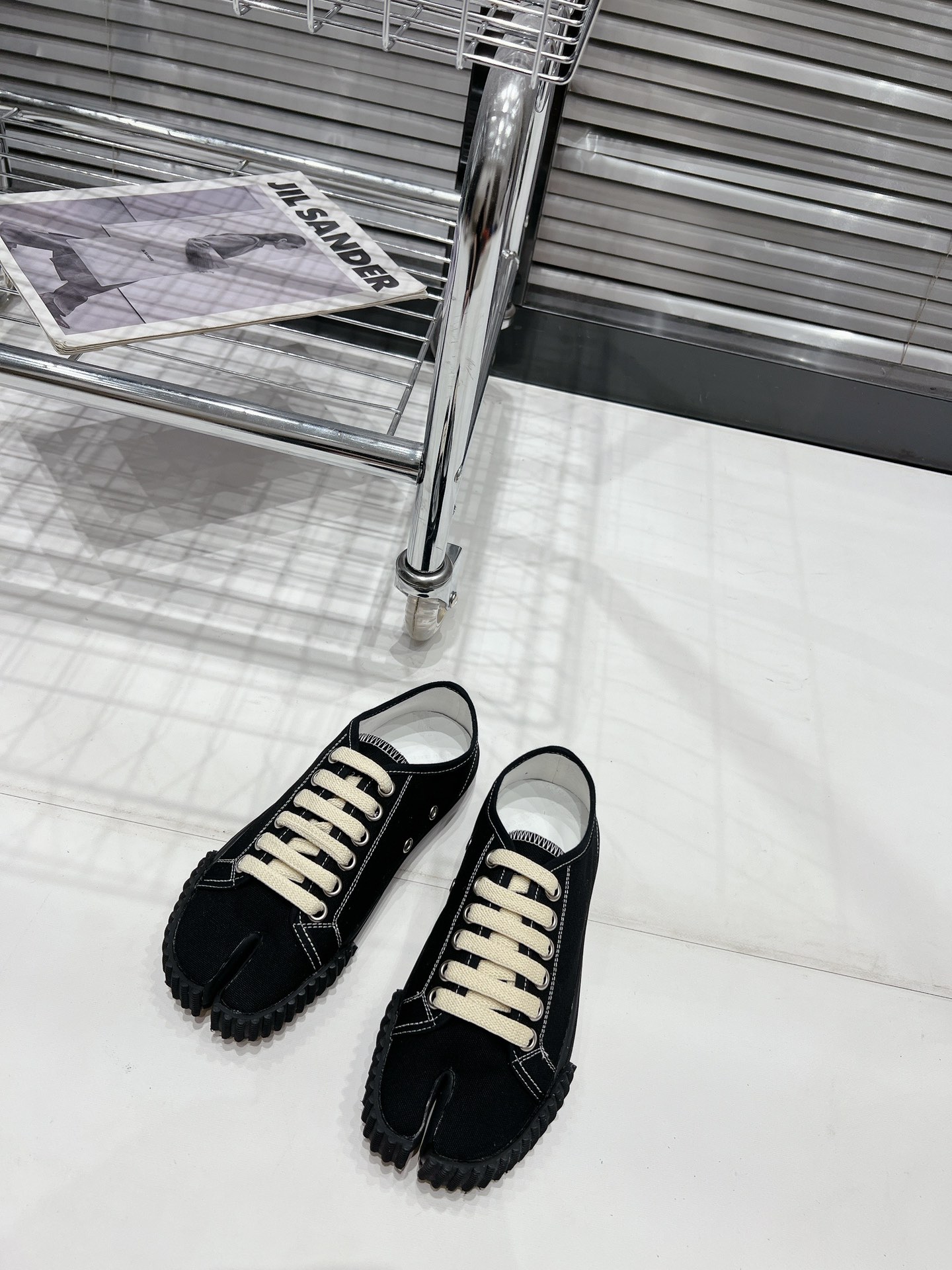 NO:238171,Maison Margiela Pig-legged toe biscuit shoes Couple style canvas casual shoes Super personalized design, unruly love teenagers, wear it, it is the most fashionable teenager. Many people call it smoking shoes, which can be clipped, and some call it pig trotter shoes~ Couple style, this style is super cool with couples, very versatile and street-style, very trendy, cool to the street-fried, materials, craftsmanship, and workmanship will not be introduced in detail. Anyway, the counter is like this, the upper is encrypted glue canvas, the inner part is comfortable twill cotton, footbed cowhide purely assembled multi-layer polished toe sole. It is quite time-consuming, and the labor cost is several times that of ordinary shoes. Size: women 35-40 men 39-45, split toe shoes, masion margiela, cowhide19860909男 Maison Margiela 马吉拉 猪脚 分趾 饼干鞋 情侣款 帆布 休闲鞋 超个性的设计,放荡不羁爱少年,穿上它,就是最时髦的少年 很多人叫它吸烟鞋 可以夹住,也有人叫它猪蹄鞋~ 情侣款,这款配情侣出去超级炫酷,很百搭很街头,很潮,拉风到炸街,材料,工艺,做工就不一一详细介绍了,反正专柜咋样咱就咋样,鞋面采用加密过胶帆布,内里为舒适斜纹棉,垫脚牛皮 纯手工组装多层打磨合分趾大底.相当费时间,人工费是普通鞋的好几倍 码数:女35-40 男39-45,分趾鞋,masion margiela,cowhide,Women's Shoes