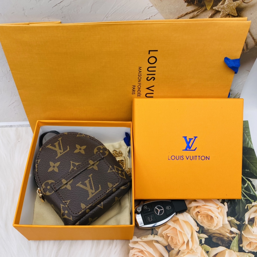 Mini shoulder bag lifestyle photo