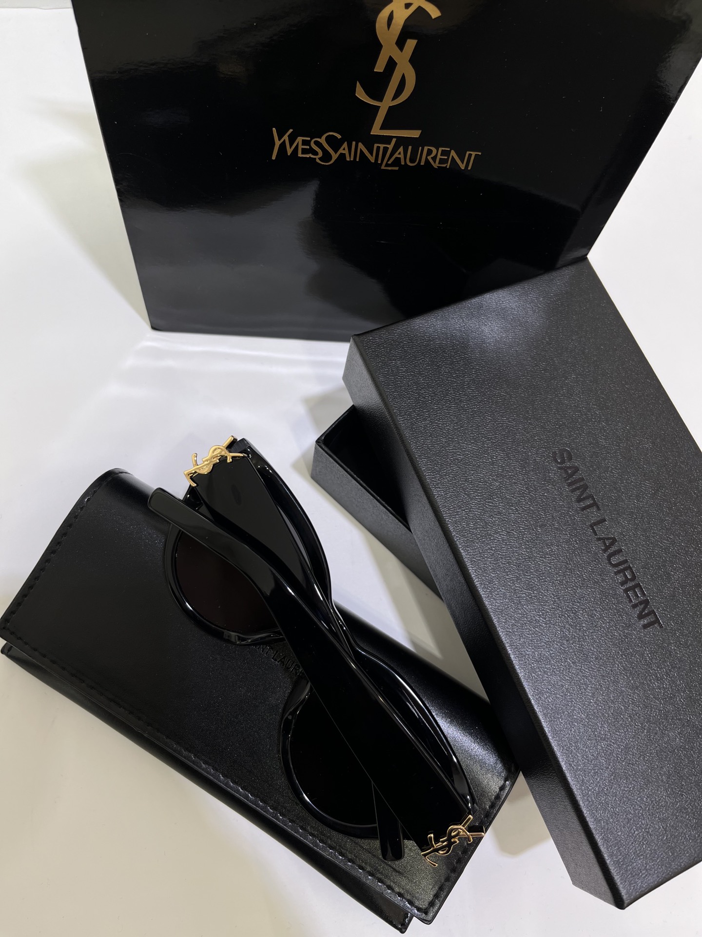 NO:632314,SLM94 sunglasses must be in this narrow shape this year. They look fashionable as soon as you wear them. These sunglasses from ysl are perfect for your face. They are a must-have item for sunglasses that prevent UV rays when going out for daily travel. They come with a set of packaging., saint laurent, Cartier high-end jewelry19860909SLM94太阳镜 今年一定要入这种窄版形状,一戴就时髦感,ysl这幅上脸绝绝子,防uv日常出门旅游墨镜必备单品,配包装一套.,,saint laurent,卡迪亚高端饰品,Jewelry