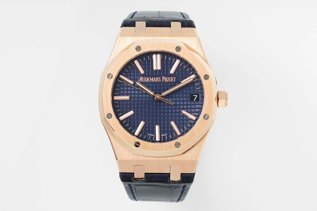 NO:586292,BF - Audemars Piguet's 50th Anniversary 15510 full series, 41mm brand new 50th Anniversary version Ref. 15510ST, a new green dial style debuts. The green tone reminds people of the Audemars iguet brand tone at a glance, which is very fresh and attractive!  The new Ref. 15510ST continues to retain the original design of 1972, but has added a lot of fine-tuning designs to the case, dial and strap, mainly increasing the bevels on the upper and lower sides of the case, so that the overall proportion can be achieved better!  On the other hand, the manual satin polishing of the watch has also been enhanced, and the light and shadow effect that complements the bright polishing is even stronger. The text still has a unique square pattern, and the 24K gold three-dimensional 'Audemars iguet' logo at 12 o'clock is made using an electroplating generation method (similar to 3D printing), replacing the past three-dimensional 'A' logo and printed Audemars Piguet. The 22K rose gold exclusive oscillating weight of the movement will also have the same '50th'  Anniversary', this pendulum displays the 50th anniversary logo and Audemars Piguet logo engraving through hollowing techniques, and is treated with alternating satin polishing and bright polishing like the case!  Moreover, the bottom cover of the watch is further integrated into the case, making it comfortable to wear and better fitting the curvature of the wrist. The strap has also been redesigned. The first four links have been changed from parallelogram to trapezoid. The width of the strap has gradually decreased, making the lines more streamlined. All links are also thinner and lighter when worn on the hand!  ,,versace,audemars19860909BF——爱彼50周年纪念款15510全系列 41mm全新的50th Anniversary版本Ref. 15510ST 全新的绿色表盘款式登场.绿色的色调令人一看就想起Audemars iguet的品牌色调,非常之新鲜又吸引！ 新的Ref. 15510ST继续保留1972年原创设计,但在表壳、表盘以及表带上,都加入不少的微调设计,主要将表壳上下方的斜面加大,如此就可以令整体比例达至更佳的效果！另一方面,腕表的手工缎面打磨也增强了,与亮面抛光互相辉映的光影效果就更强烈. 字面依旧是特有的方形纹路,12 点钟位置的24K 金立体「Audemars iguet」标志采用电镀生成法(类似3D 列印)制作而成,取代过去的立体「A」标志及印刷爱彼字样. 机芯的22K 玫瑰金专属摆陀上,亦会一样有「50th Anniversary」的字样,此摆陀透过镂空巧技呈现50 周年标志及爱彼标志雕刻,并与表壳一样经过缎面打磨与亮面抛光交错处理！而且腕表有将底盖进一步整合到表壳中,令佩戴起来服贴舒适,更贴合手腕弧度. 表带也重新设计,首四个链节从平行四边形改为梯形,表带宽度逐步递减,令线条更具流线美感,所有链节也较为纤薄,戴上手的时候也更轻盈！,,versace,audemars,Watch