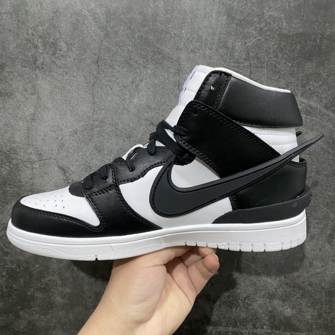 Divine version of pure original AMBUSH x Nike SB Dunk High skateboard shoes high-top joint black and white big hook CU7544-001