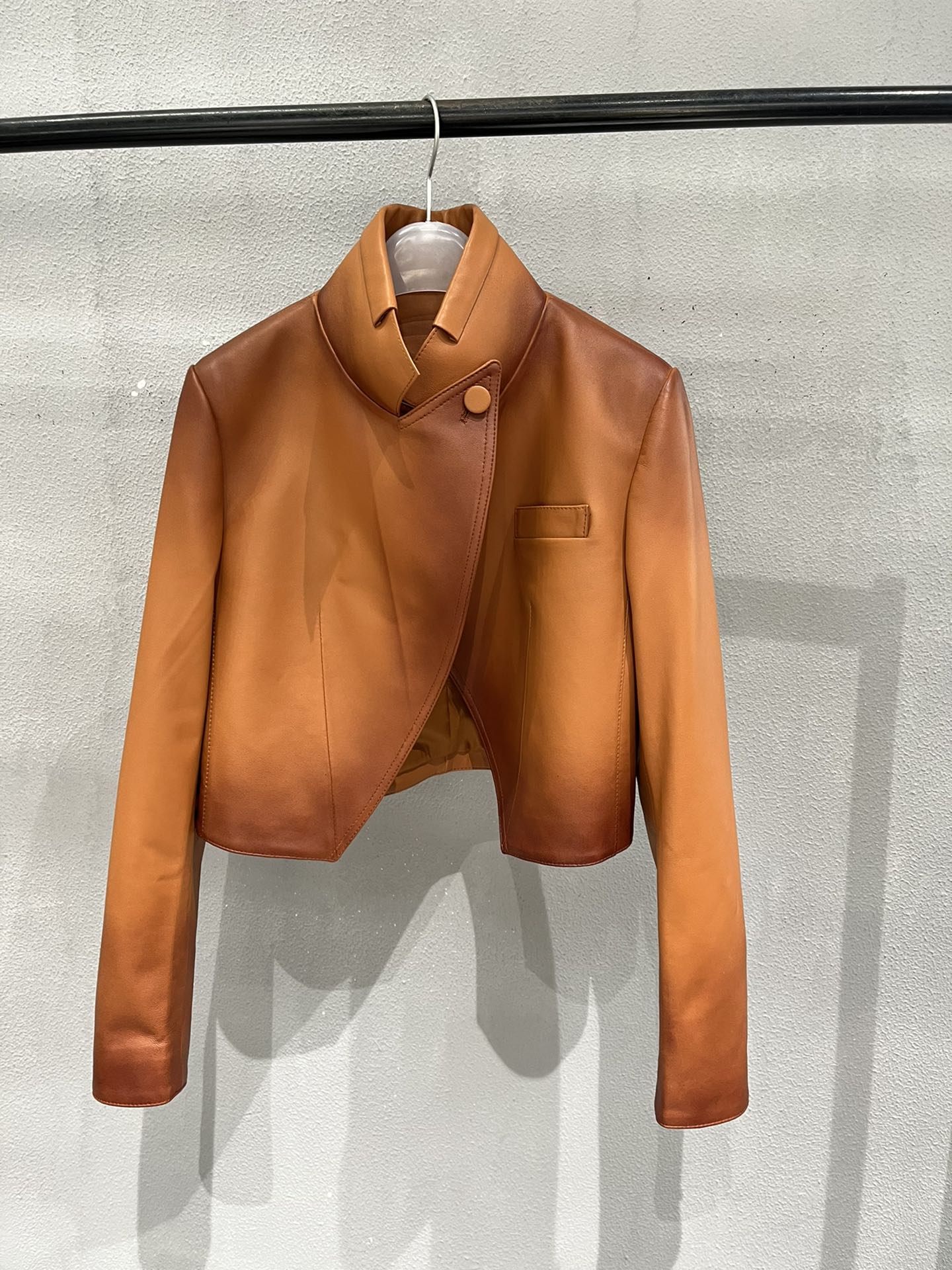 NO:721909,, Fendi short sheepskin jacket, ready-to-wear color scanning process, will have a gradient effect to achieve a retro and old feeling., Fendi-clothing, fendi, jackets & coats, sheepskin,19860909,芬迪小短款羊皮外套,成衣扫色工艺,才会有渐变效果达到复古做旧感觉.,芬迪-服装,fendi,jackets & coats,sheepskin,,Women's clothing