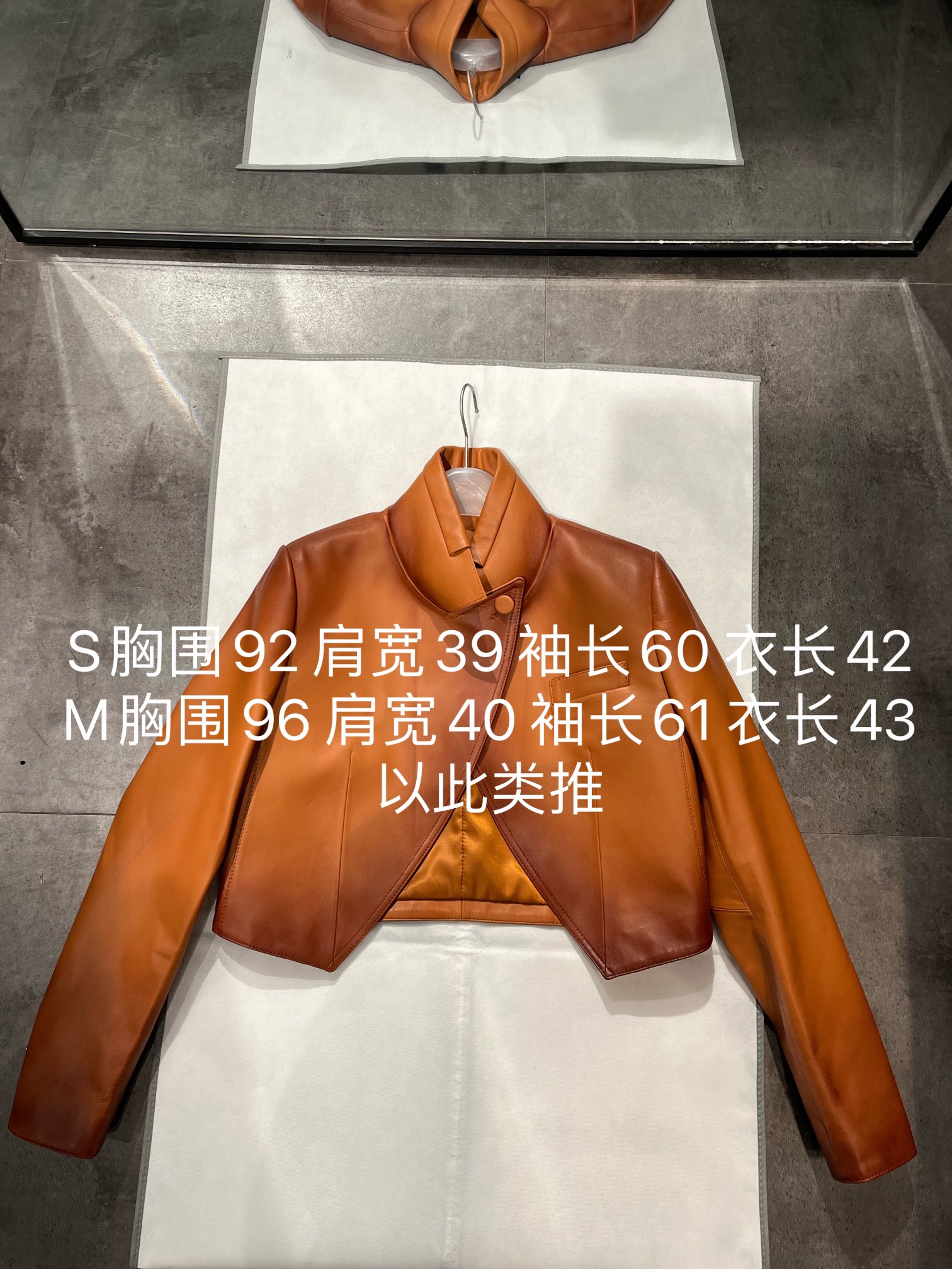 NO:721911,, Fendi short sheepskin jacket, the ready-to-wear color scanning process will have a gradient effect to achieve a retro and old feel. Size S- Xl, super beautiful, Fendi-clothing, fendi, jackets & coats, sheepskin,19860909,芬迪小短款羊皮外套,成衣扫色工艺,才会有渐变效果达到复古做旧感觉. 尺寸S- Xl,超美,芬迪-服装,fendi,jackets & coats,sheepskin,,Women's clothing