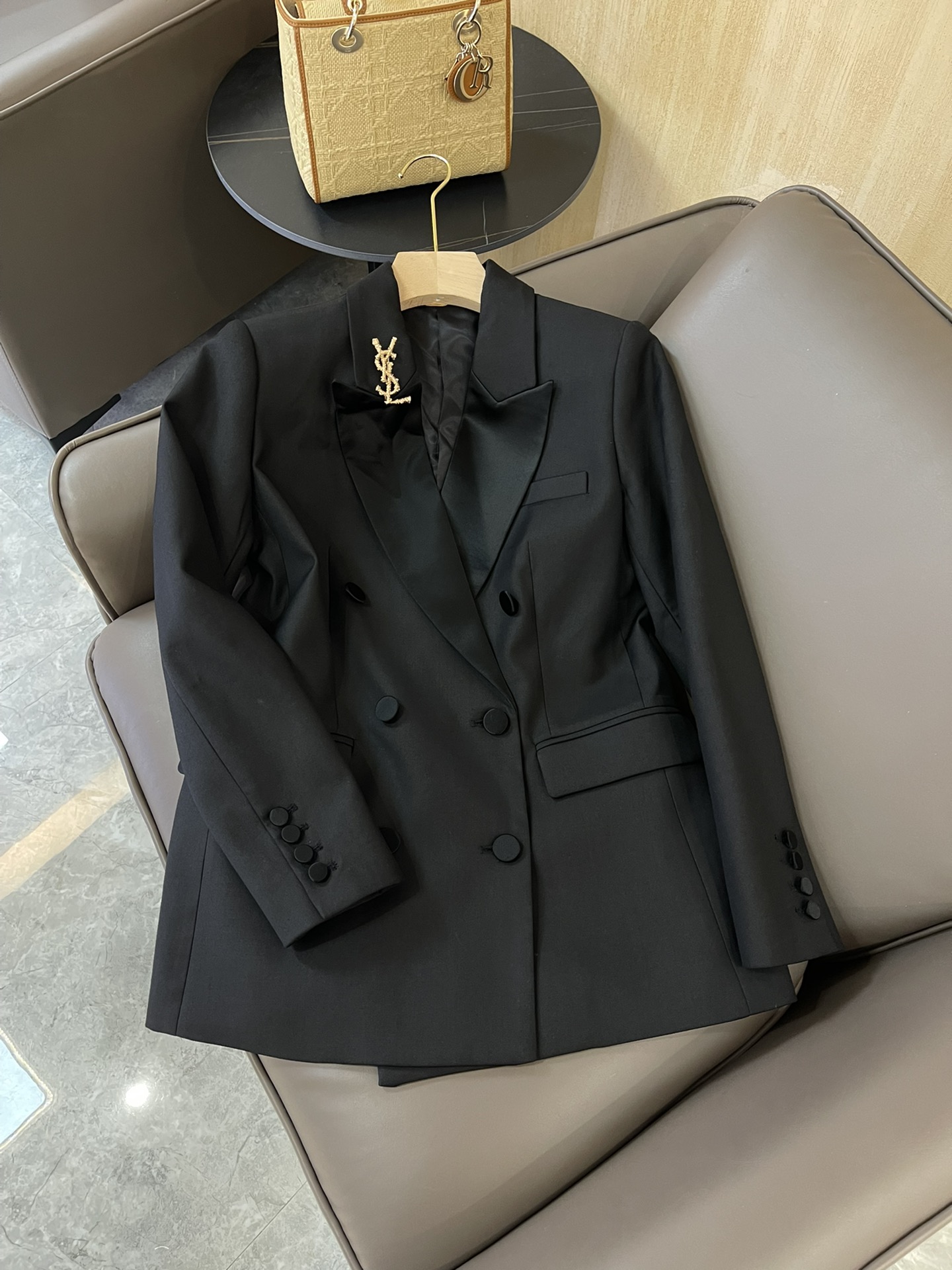 NO:462107,XZ085# coat new YSL with brooch Top original classic double-breasted wool custom suit jacket Black SMLXL, saint laurent, jackets & coats, business suit, brooch, breastpin, alexander wang19860909XZ085#外套新款 YSL 配胸针 顶级原版 经典 双排扣 羊毛 定制款西装外套 黑色 SMLXL,,saint laurent,jackets & coats,business suit,brooch，breastpin,alexander wang,Women's clothing