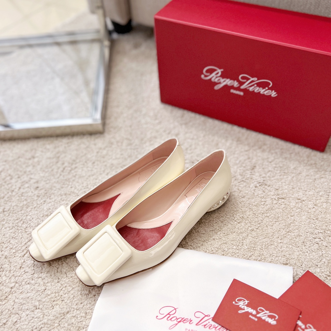 Roger Vivier Belle escarpins à talon carré avec boucle en écaille, version ronde moulée sur mesure, cette paire RV est incroyable