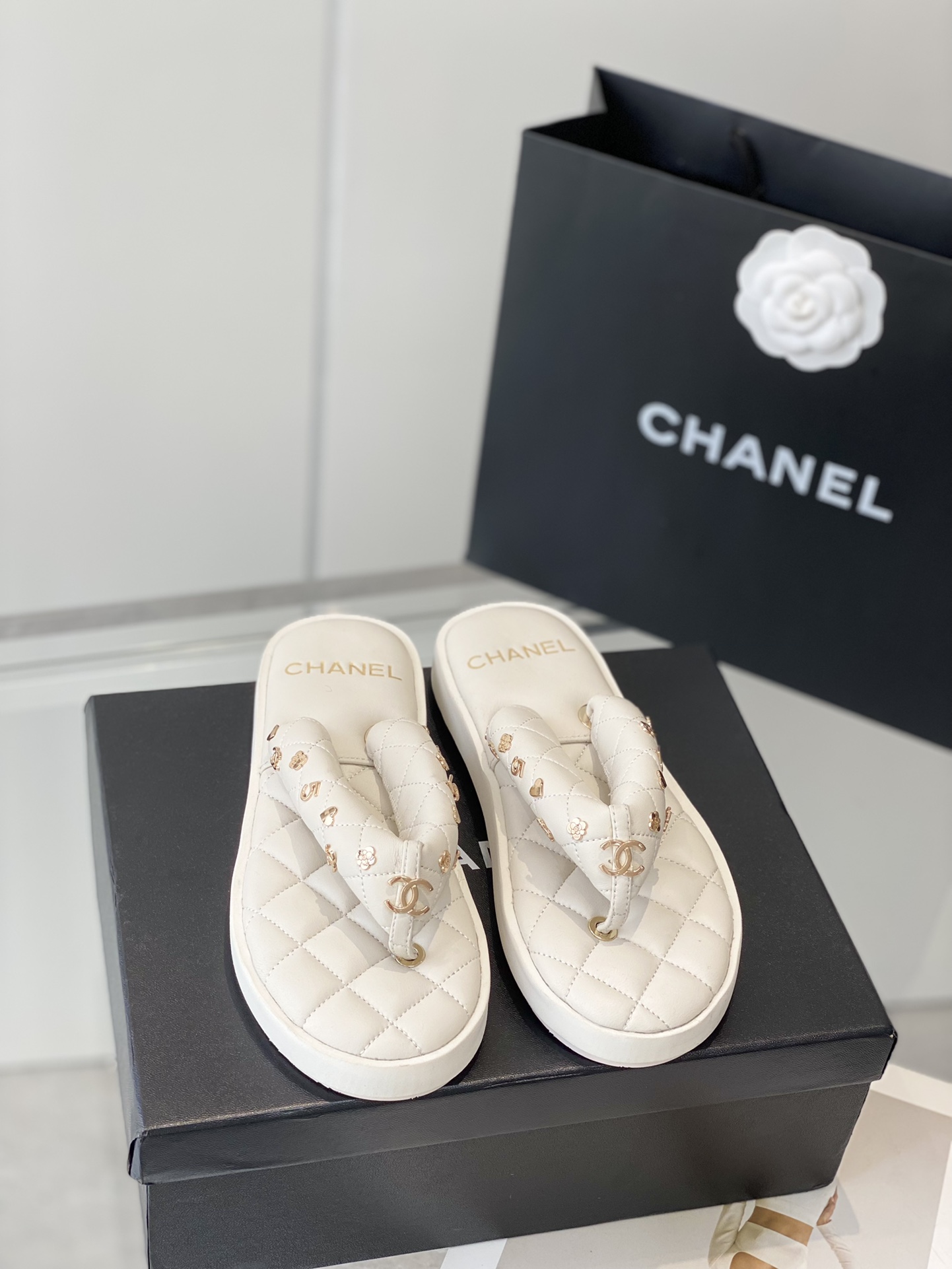 NO:259336,Chanel 23P Little Fatty Flying Flip Flops!  Original mold opening hardware buckle!  Just wait for this button to delay the shipment speed!  Upper footbed sheepskin, original outsole!  Size: 35-40, split-toe shoes, chanel, slippers, sheepskin19860909Chanel 23P小胖子夹脚拖鞋！ 原版开模五金扣！就等这个扣子才耽误出货速度！ 鞋面垫脚羊皮,原版大底！ Size:35-40,分趾鞋,chanel,slippers,sheepskin,Women's Shoes