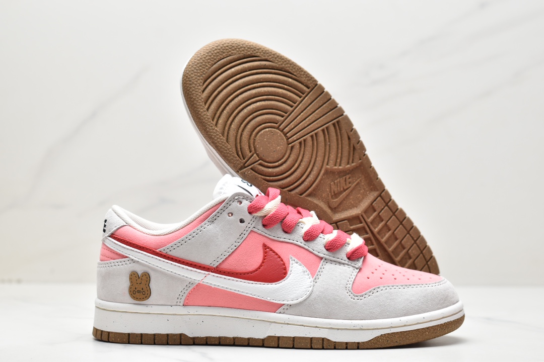 SB Dunk Low SE”85 Double Swoosh/Grey/Pink/Rabbit”backboard shoes ”suede light gray pink double hook rabbit” DO9457-117-Top High Quatity Cheap Sneakers Fashion Clothing Clothes Bags handbags Shoes of all Brand wholesale With The best Quality And Beautiful Price from China Factory Chinese suppliers wholesaler seller SB Dunk Low SE”85 Double Swoosh/Grey/Pink/Rabbit”backboard shoes ”suede light gray pink double hook rabbit” DO9457-117