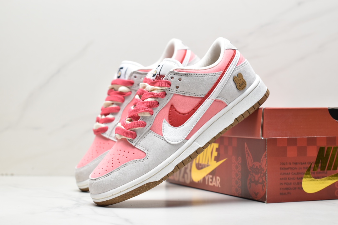 SB Dunk Low SE”85 Double Swoosh/Grey/Pink/Rabbit”backboard shoes ”suede light gray pink double hook rabbit” DO9457-117-Top High Quatity Cheap Sneakers Fashion Clothing Clothes Bags handbags Shoes of all Brand wholesale With The best Quality And Beautiful Price from China Factory Chinese suppliers wholesaler seller SB Dunk Low SE”85 Double Swoosh/Grey/Pink/Rabbit”backboard shoes ”suede light gray pink double hook rabbit” DO9457-117
