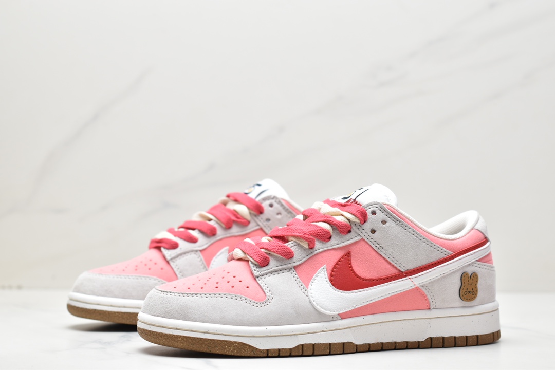 SB Dunk Low SE”85 Double Swoosh/Grey/Pink/Rabbit”backboard shoes ”suede light gray pink double hook rabbit” DO9457-117-Top High Quatity Cheap Sneakers Fashion Clothing Clothes Bags handbags Shoes of all Brand wholesale With The best Quality And Beautiful Price from China Factory Chinese suppliers wholesaler seller SB Dunk Low SE”85 Double Swoosh/Grey/Pink/Rabbit”backboard shoes ”suede light gray pink double hook rabbit” DO9457-117