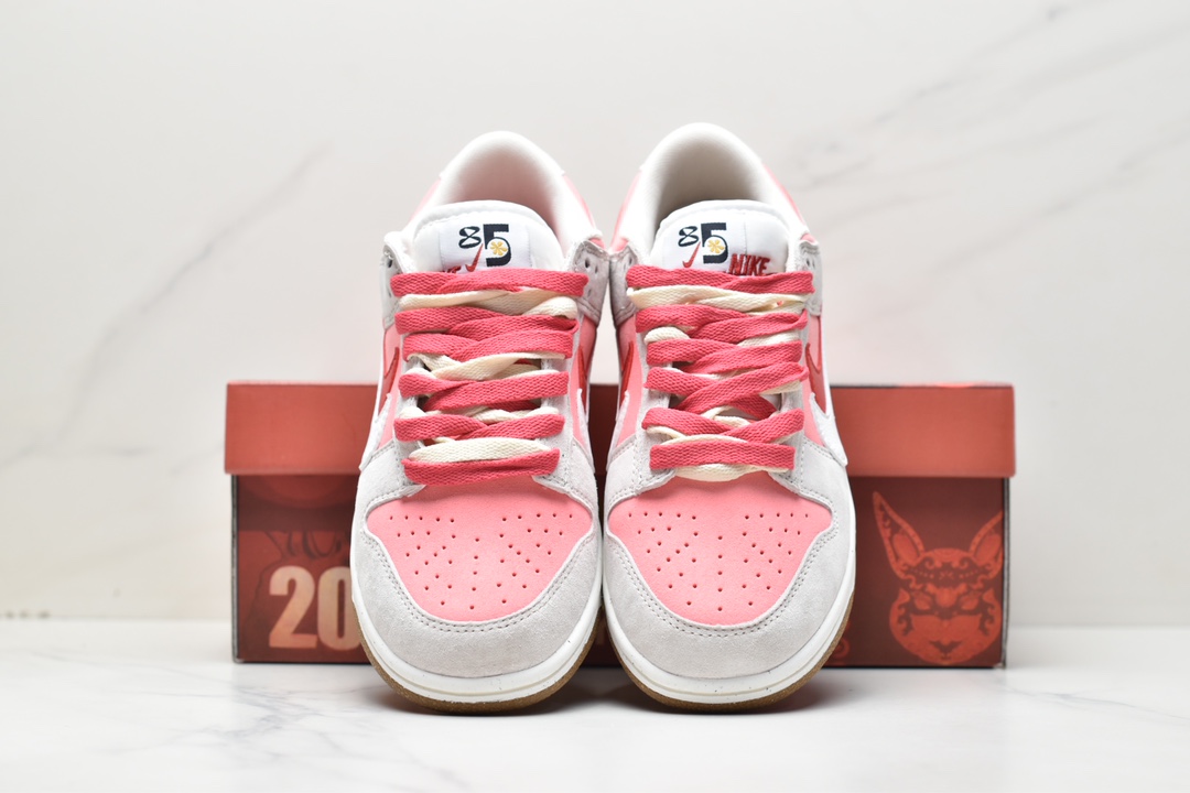 SB Dunk Low SE”85 Double Swoosh/Grey/Pink/Rabbit”backboard shoes ”suede light gray pink double hook rabbit” DO9457-117-Top High Quatity Cheap Sneakers Fashion Clothing Clothes Bags handbags Shoes of all Brand wholesale With The best Quality And Beautiful Price from China Factory Chinese suppliers wholesaler seller SB Dunk Low SE”85 Double Swoosh/Grey/Pink/Rabbit”backboard shoes ”suede light gray pink double hook rabbit” DO9457-117