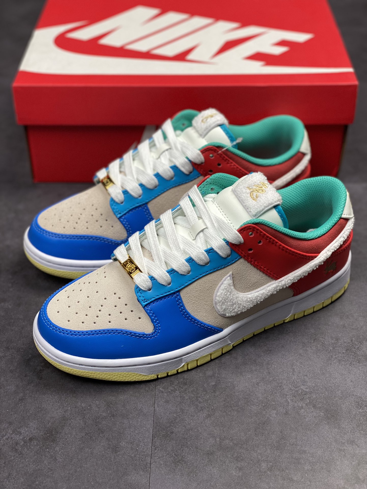 300 Nike SB Dunk Low RETRO 兔年限定 FD4203-111