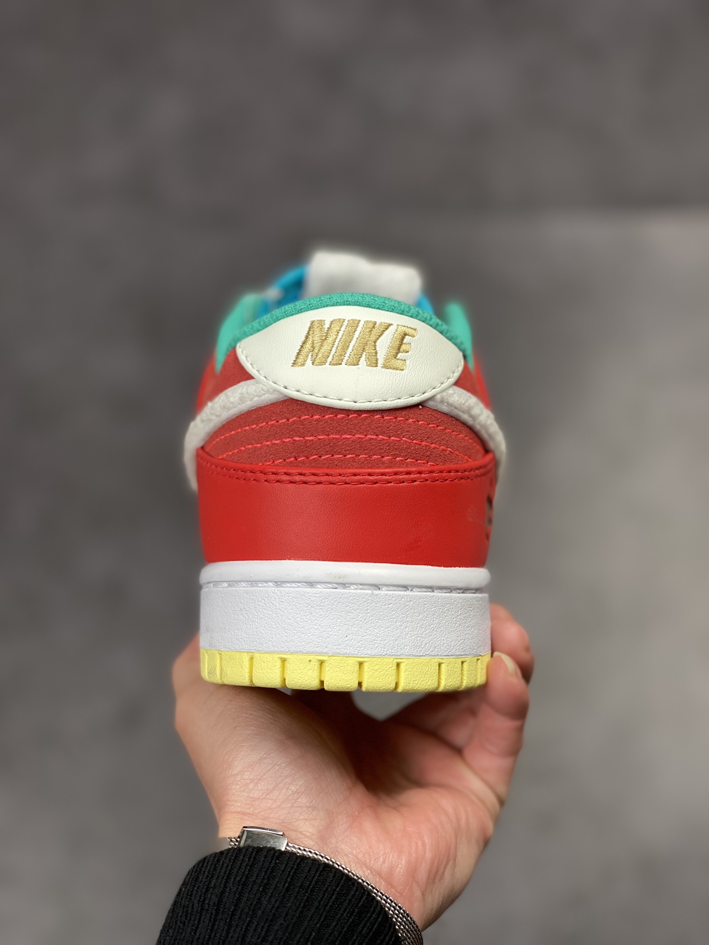 300 Nike SB Dunk Low RETRO 兔年限定 FD4203-111