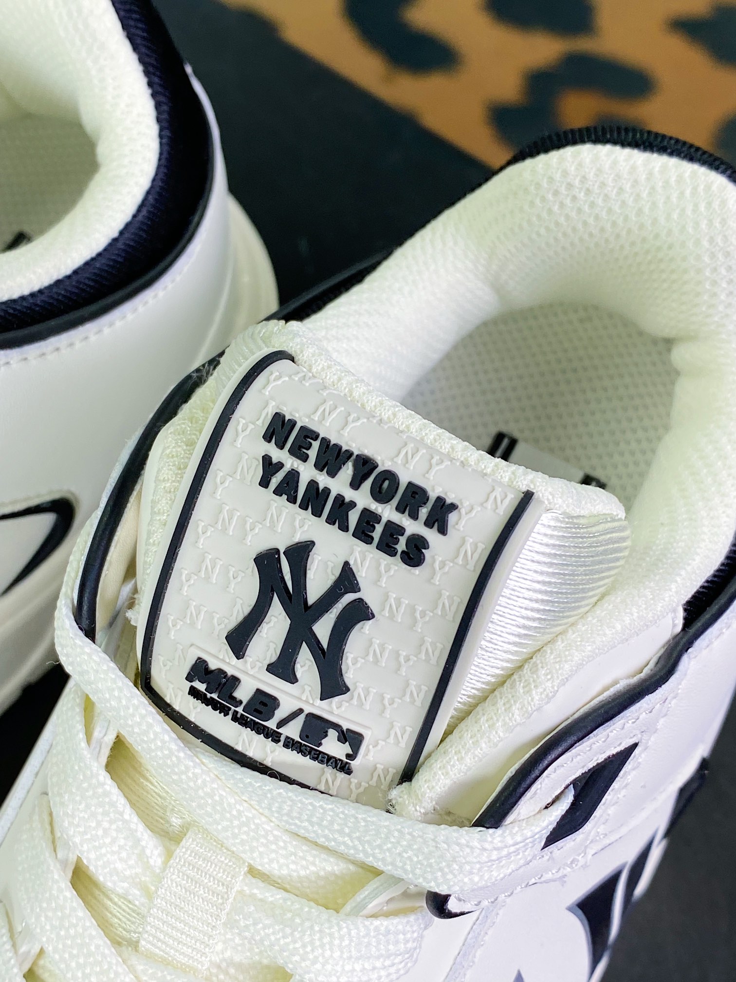 New York Yankees x [MLB] Chunky Liner Basic Mid Senior Shoes ”Velcro White and Black NY Print” 3ASXLMB3N-GP002C