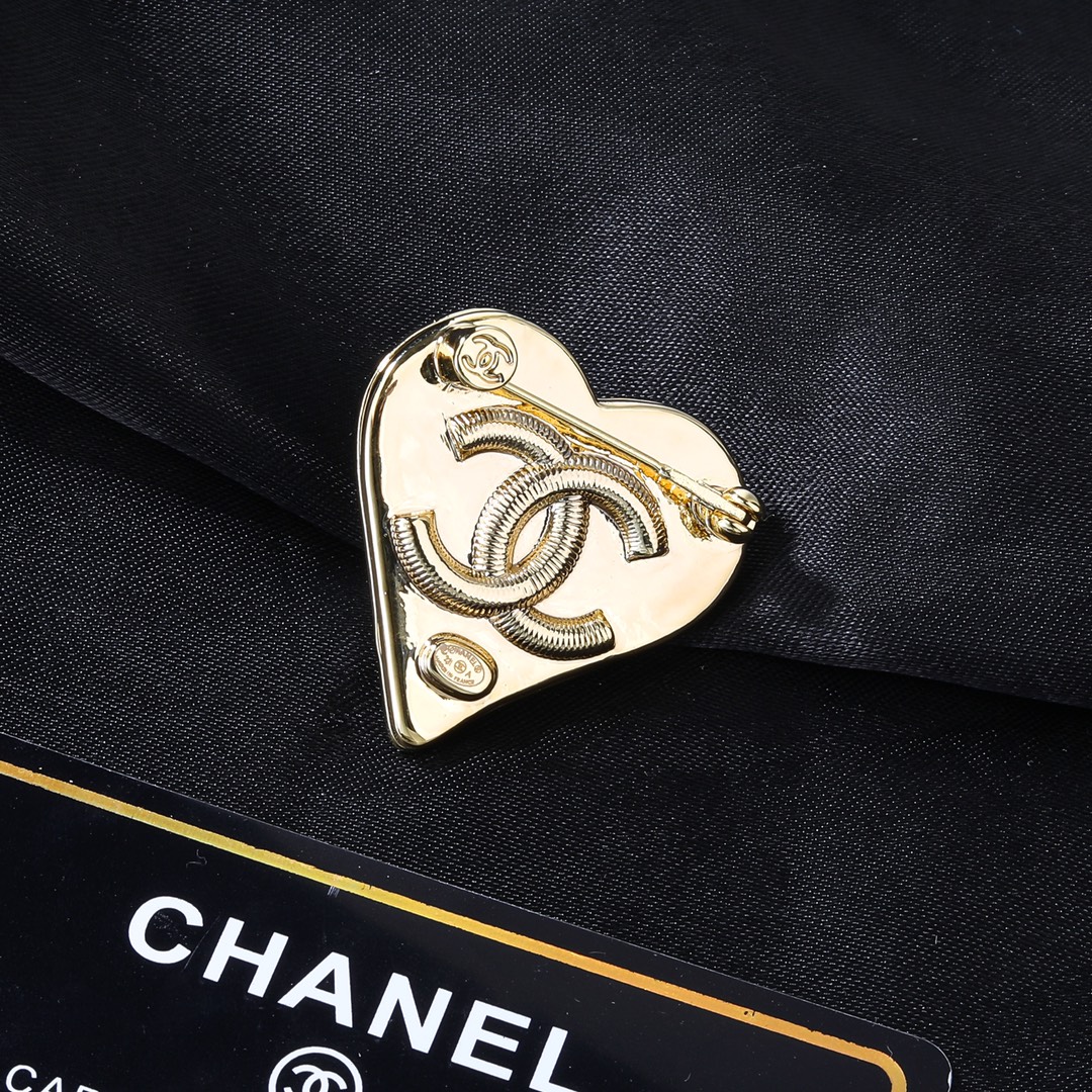 CHANEL 香奈儿 新款胸针 ✨每一个细节做工非常精细 这款设计非常美轮美奂 这款真的超级美超级仙 精