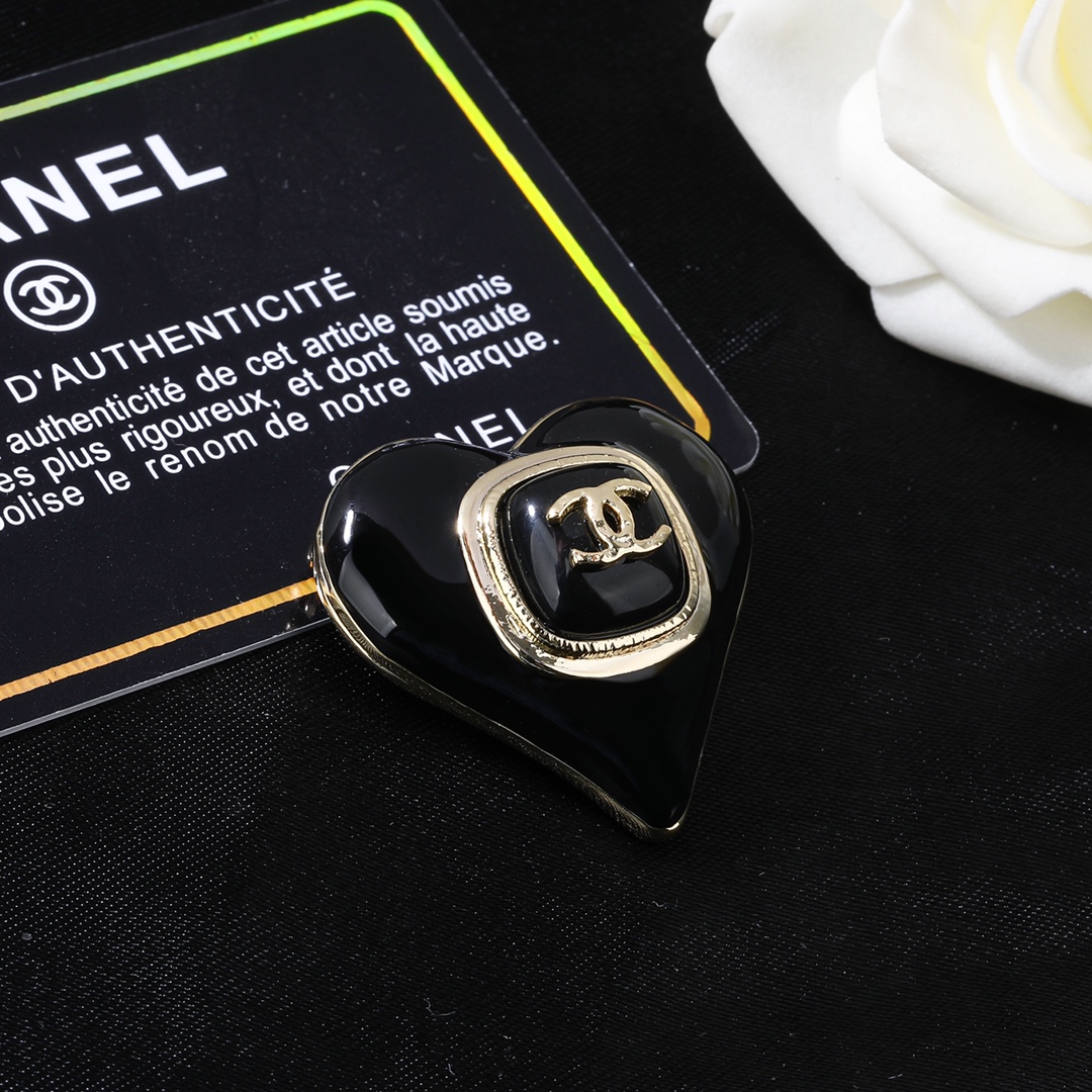CHANEL 香奈儿 新款胸针 ✨每一个细节做工非常精细 这款设计非常美轮美奂 这款真的超级美超级仙 精