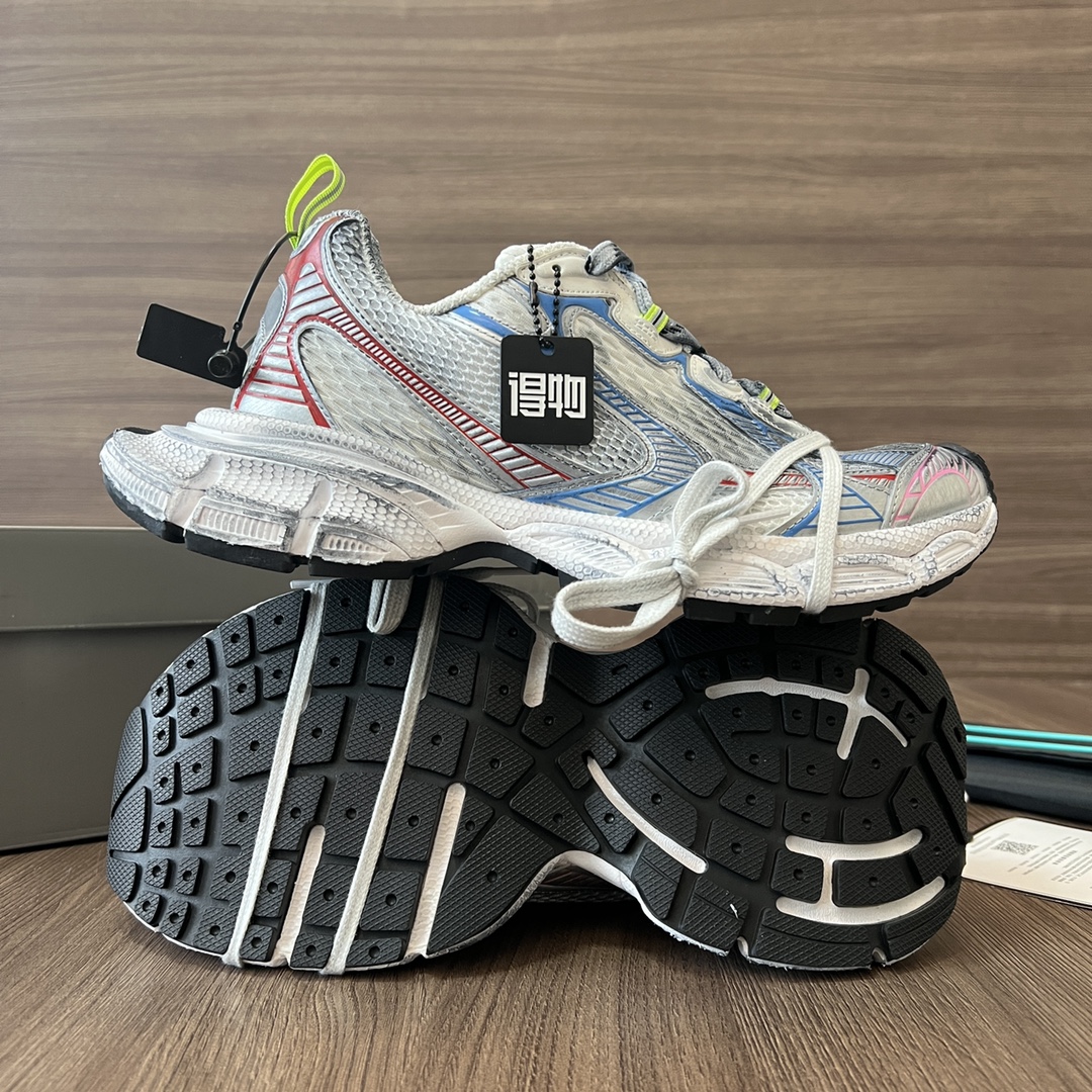 Balenciaga Balenciaga Phantom Sneaker 巴黎世家全新做旧十代粉色潮流跑鞋 在延续 Track Trainer 户外轮廓和复杂鞋面结构的同时