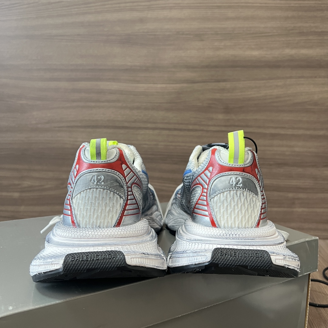 Balenciaga Balenciaga Phantom Sneaker 巴黎世家全新做旧十代粉色潮流跑鞋 在延续 Track Trainer 户外轮廓和复杂鞋面结构的同时