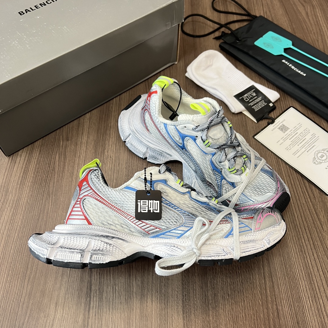 Balenciaga Balenciaga Phantom Sneaker 巴黎世家全新做旧十代粉色潮流跑鞋 在延续 Track Trainer 户外轮廓和复杂鞋面结构的同时
