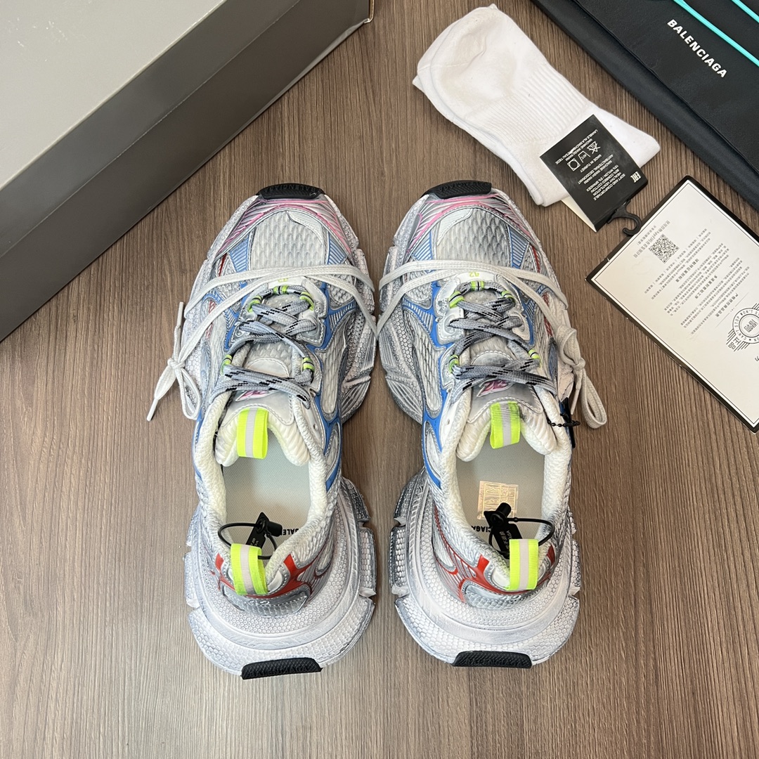 Balenciaga Balenciaga Phantom Sneaker 巴黎世家全新做旧十代粉色潮流跑鞋 在延续 Track Trainer 户外轮廓和复杂鞋面结构的同时