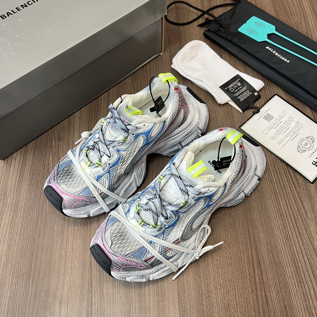 Balenciaga Balenciaga Phantom Sneaker 巴黎世家全新做旧十代粉色潮流跑鞋 在延续 Track Trainer 户外轮廓和复杂鞋面结构的同时