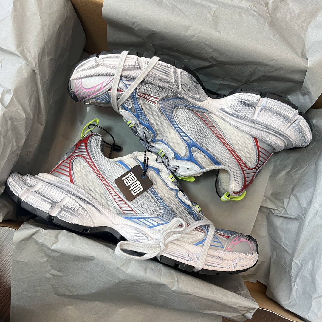 Balenciaga Balenciaga Phantom Sneaker 巴黎世家全新做旧十代粉色潮流跑鞋 在延续 Track Trainer 户外轮廓和复杂鞋面结构的同时
