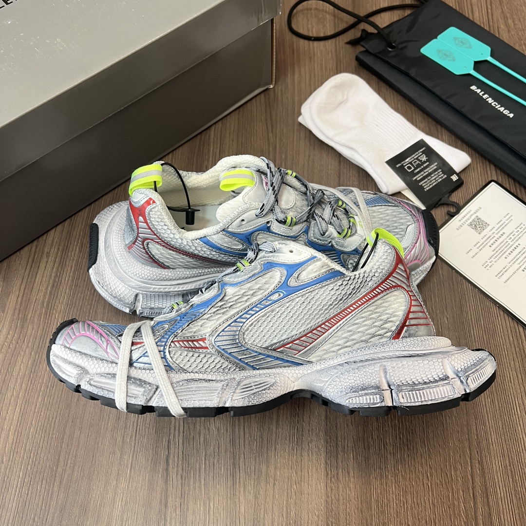 Balenciaga Balenciaga Phantom Sneaker 巴黎世家全新做旧十代粉色潮流跑鞋 在延续 Track Trainer 户外轮廓和复杂鞋面结构的同时