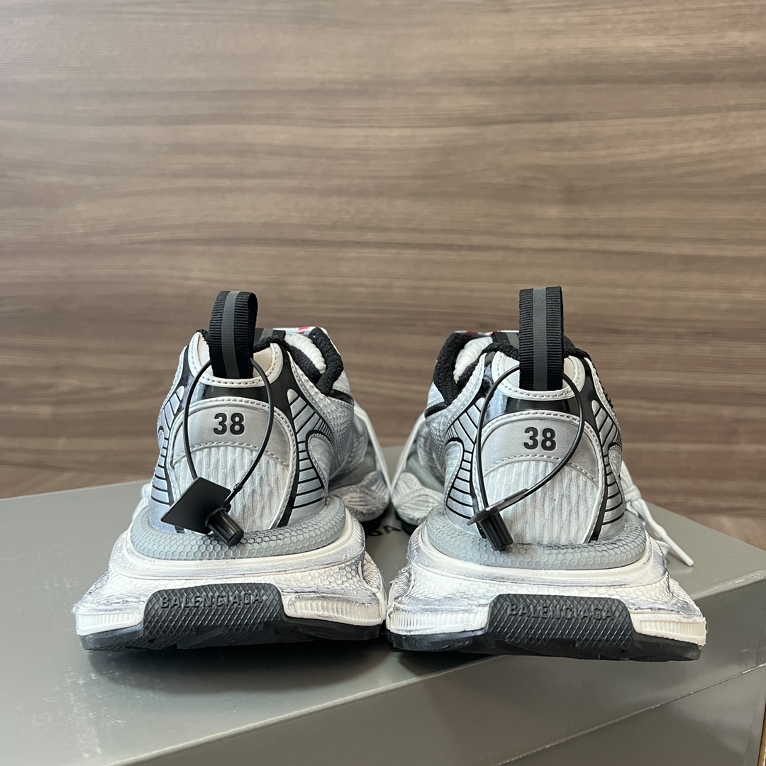 Balenciaga Balenciaga Phantom Sneaker 巴黎世家全新做旧十代粉色潮流跑鞋 在延续 Track Trainer 户外轮廓和复杂鞋面结构的同时