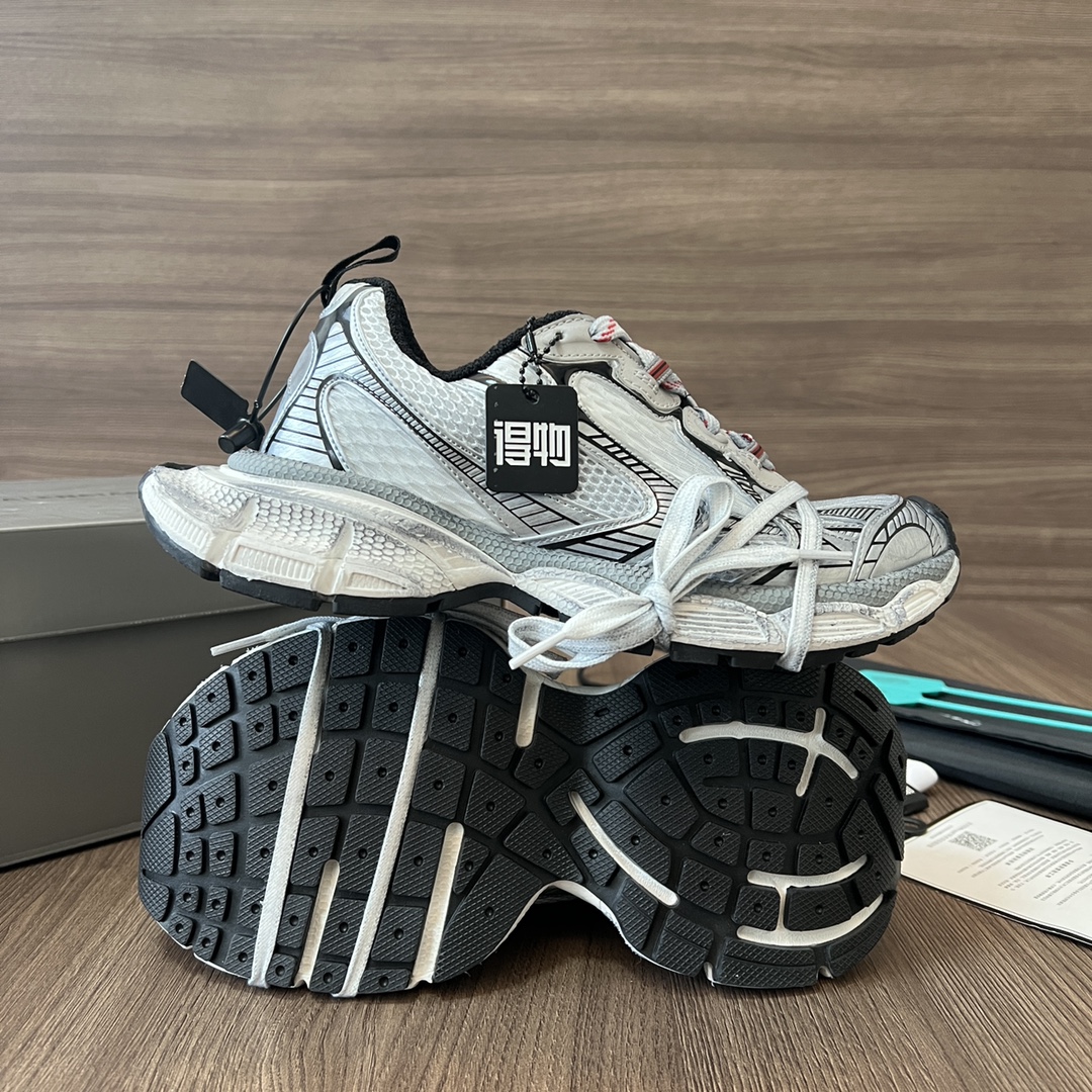 Balenciaga Balenciaga Phantom Sneaker 巴黎世家全新做旧十代粉色潮流跑鞋 在延续 Track Trainer 户外轮廓和复杂鞋面结构的同时