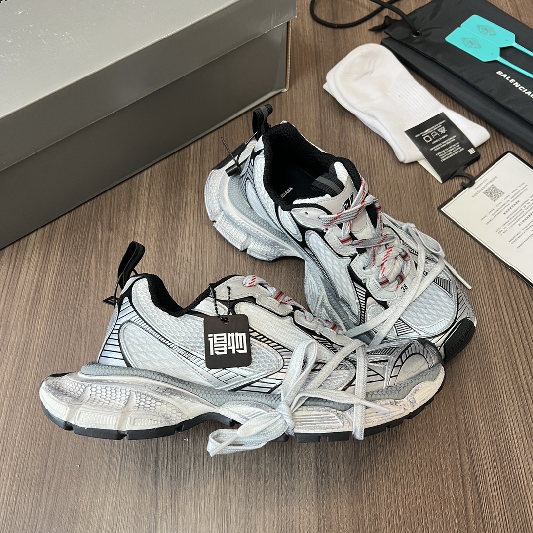 Balenciaga Balenciaga Phantom Sneaker 巴黎世家全新做旧十代粉色潮流跑鞋 在延续 Track Trainer 户外轮廓和复杂鞋面结构的同时