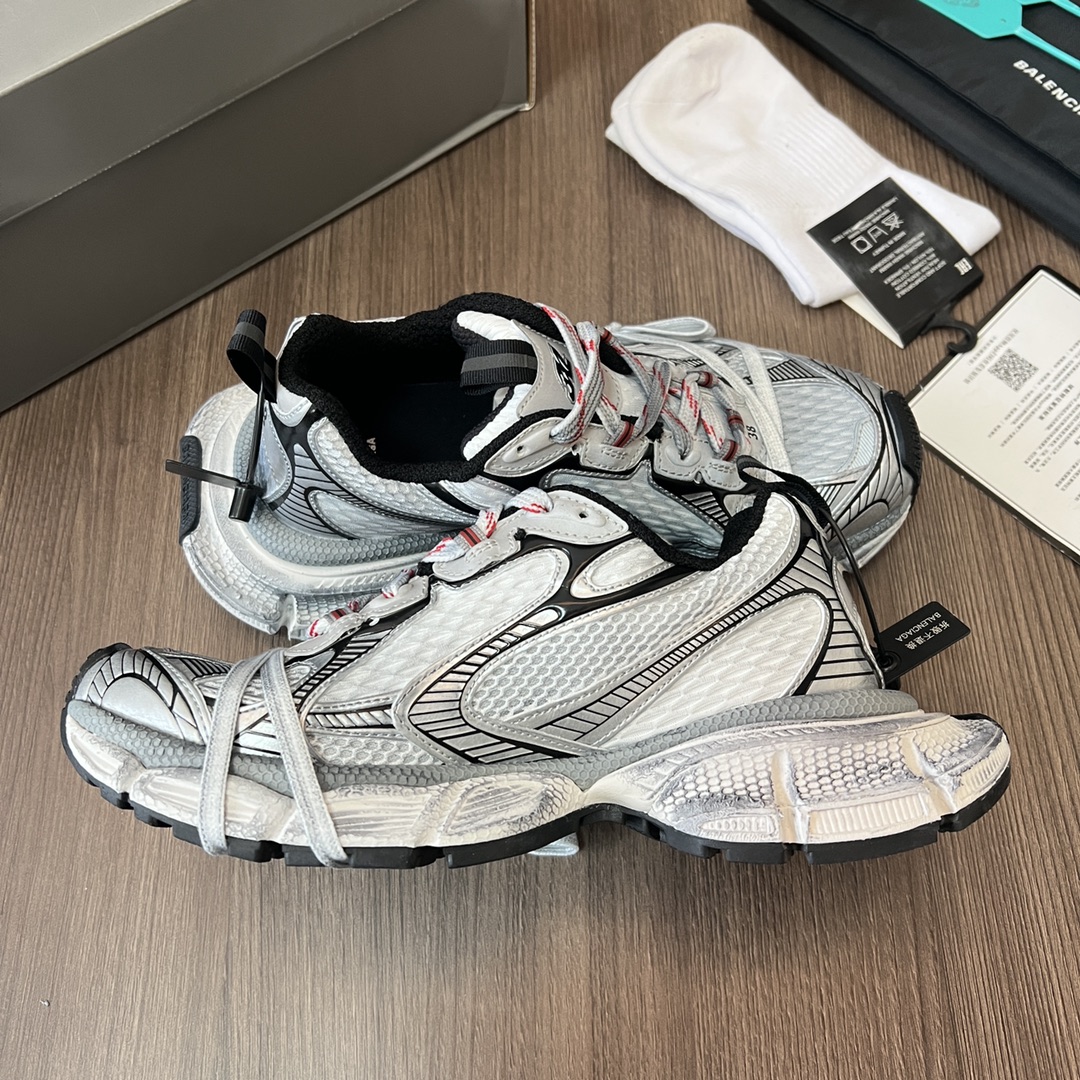 Balenciaga Balenciaga Phantom Sneaker 巴黎世家全新做旧十代粉色潮流跑鞋 在延续 Track Trainer 户外轮廓和复杂鞋面结构的同时