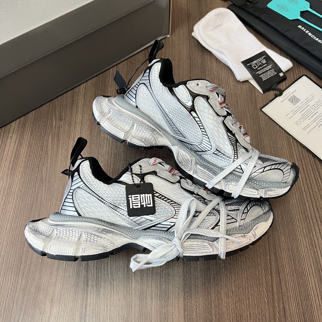 Balenciaga Balenciaga Phantom Sneaker 巴黎世家全新做旧十代粉色潮流跑鞋 在延续 Track Trainer 户外轮廓和复杂鞋面结构的同时