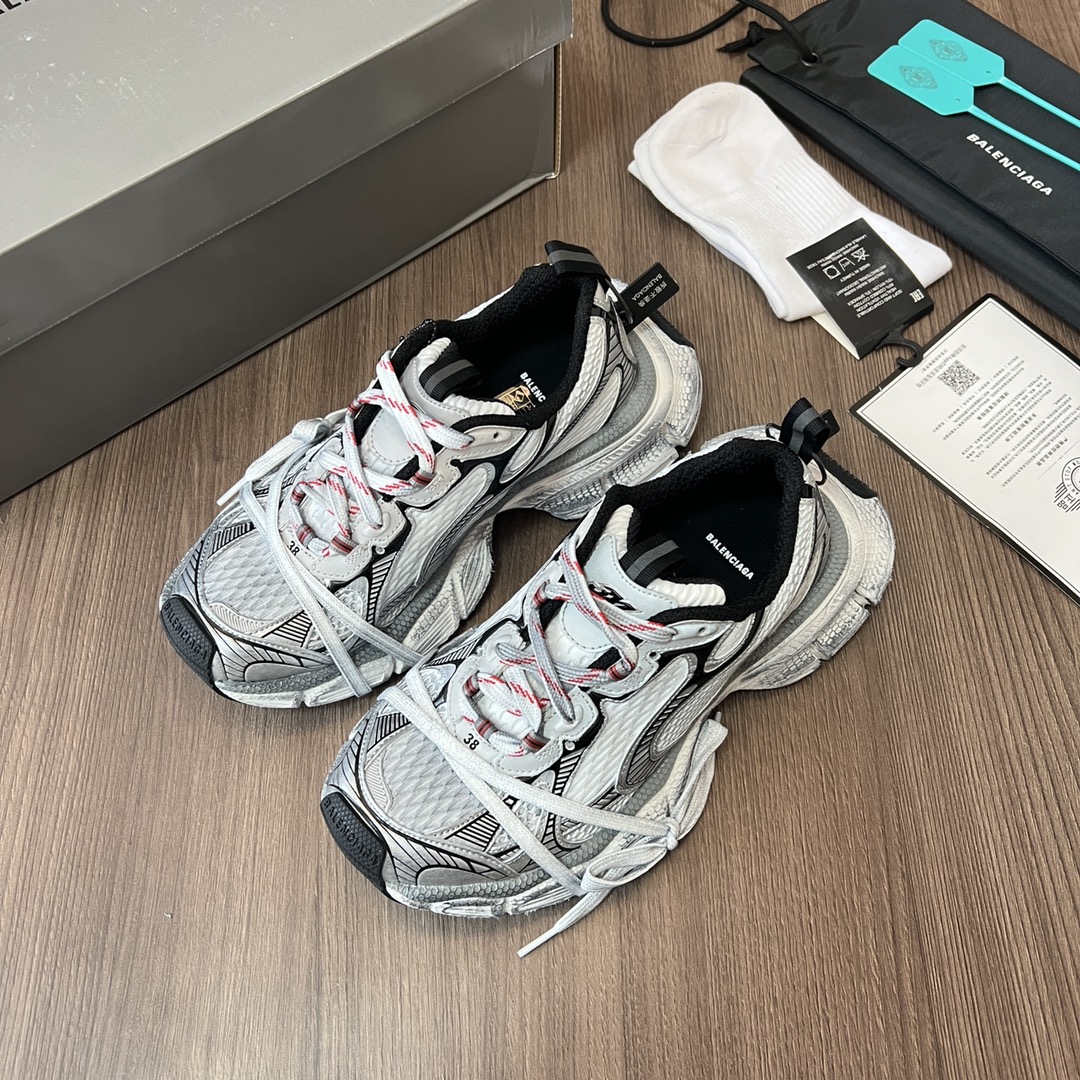 Balenciaga Balenciaga Phantom Sneaker 巴黎世家全新做旧十代粉色潮流跑鞋 在延续 Track Trainer 户外轮廓和复杂鞋面结构的同时